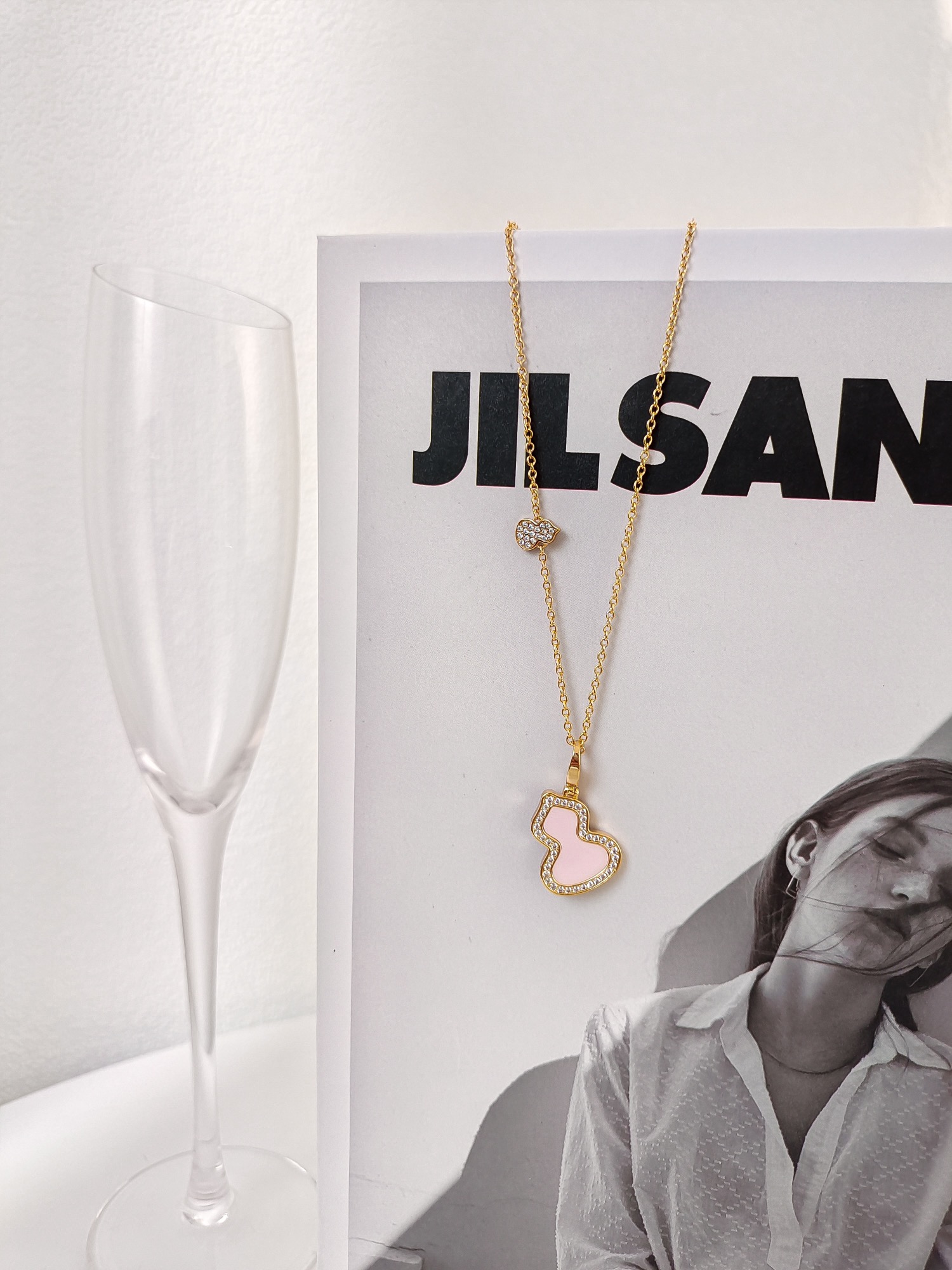 批发价💰135
看似平淡无奇，这个葫芦的版型就相当讲究，流畅饱满，恰到好处。热门款哪哪都有，不缺普通版，我们还是费心思做的好一些，给对品质有要求的宝宝，钻全部手工镶嵌(包含链身上的小葫芦)金工手抛工艺已经是基本的了，手工扣都是自己开钢模做的，市场有现成的销售但是弹力不好，而且开合位置容易有缝隙不够紧密，影响效果。这个也是成本所在。金工切石，石边都是平整光滑的。通体V金材质 全网独家
看货比价，献给高要求的宝宝们☺️☺️
链长39+4cm