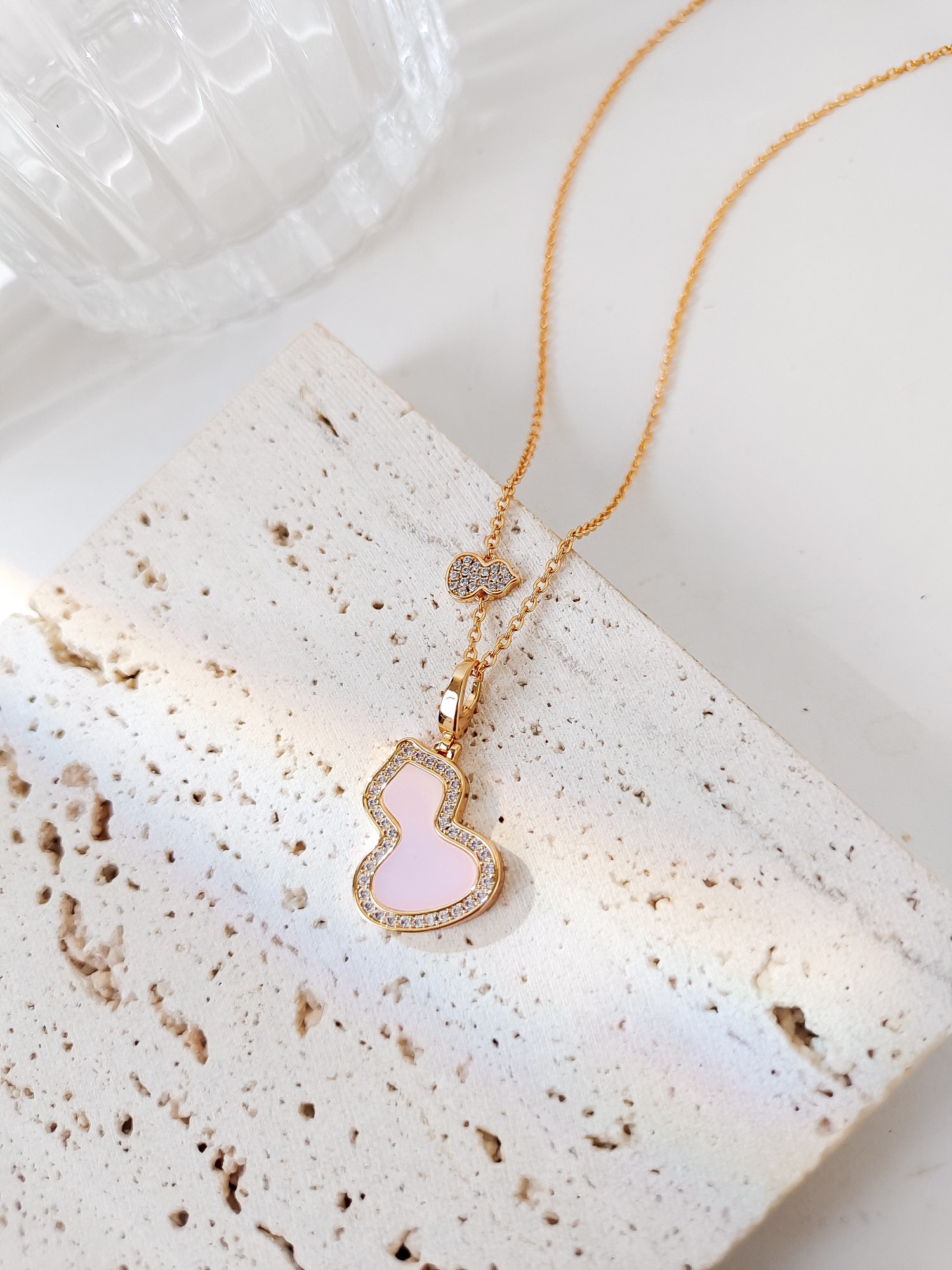 批发价💰135
看似平淡无奇，这个葫芦的版型就相当讲究，流畅饱满，恰到好处。热门款哪哪都有，不缺普通版，我们还是费心思做的好一些，给对品质有要求的宝宝，钻全部手工镶嵌(包含链身上的小葫芦)金工手抛工艺已经是基本的了，手工扣都是自己开钢模做的，市场有现成的销售但是弹力不好，而且开合位置容易有缝隙不够紧密，影响效果。这个也是成本所在。金工切石，石边都是平整光滑的。通体V金材质 全网独家
看货比价，献给高要求的宝宝们☺️☺️
链长39+4cm