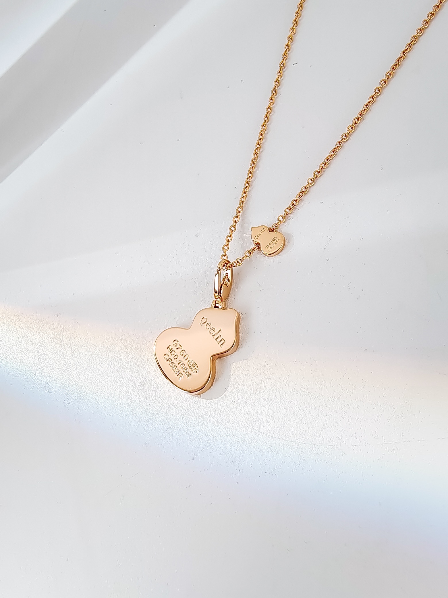 批发价💰135
看似平淡无奇，这个葫芦的版型就相当讲究，流畅饱满，恰到好处。热门款哪哪都有，不缺普通版，我们还是费心思做的好一些，给对品质有要求的宝宝，钻全部手工镶嵌(包含链身上的小葫芦)金工手抛工艺已经是基本的了，手工扣都是自己开钢模做的，市场有现成的销售但是弹力不好，而且开合位置容易有缝隙不够紧密，影响效果。这个也是成本所在。金工切石，石边都是平整光滑的。通体V金材质 全网独家
看货比价，献给高要求的宝宝们☺️☺️
链长39+4cm