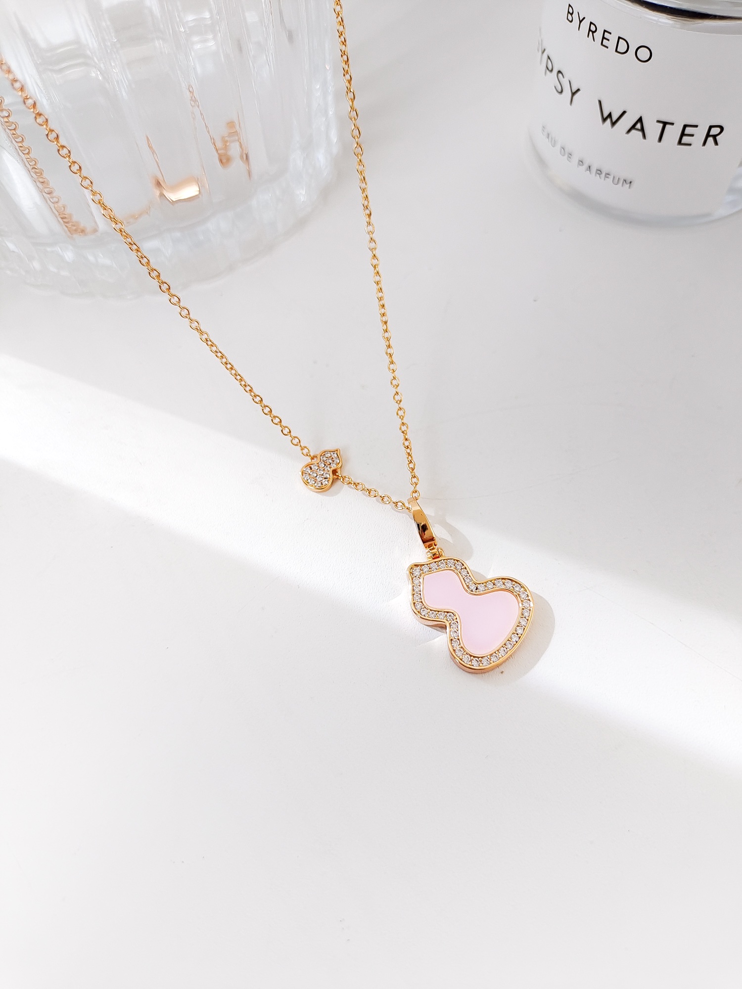 批发价💰135
看似平淡无奇，这个葫芦的版型就相当讲究，流畅饱满，恰到好处。热门款哪哪都有，不缺普通版，我们还是费心思做的好一些，给对品质有要求的宝宝，钻全部手工镶嵌(包含链身上的小葫芦)金工手抛工艺已经是基本的了，手工扣都是自己开钢模做的，市场有现成的销售但是弹力不好，而且开合位置容易有缝隙不够紧密，影响效果。这个也是成本所在。金工切石，石边都是平整光滑的。通体V金材质 全网独家
看货比价，献给高要求的宝宝们☺️☺️
链长39+4cm