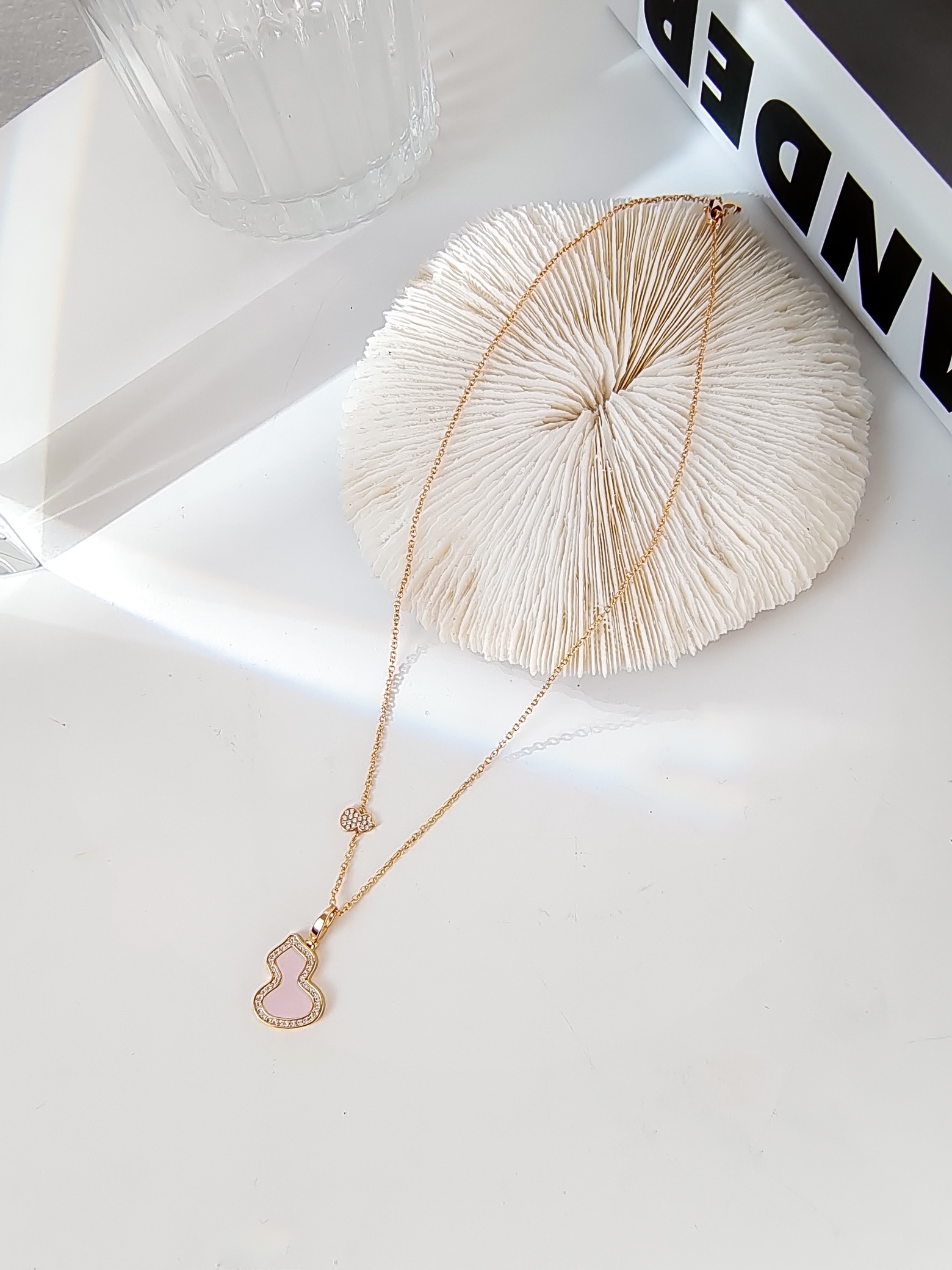 批发价💰135
看似平淡无奇，这个葫芦的版型就相当讲究，流畅饱满，恰到好处。热门款哪哪都有，不缺普通版，我们还是费心思做的好一些，给对品质有要求的宝宝，钻全部手工镶嵌(包含链身上的小葫芦)金工手抛工艺已经是基本的了，手工扣都是自己开钢模做的，市场有现成的销售但是弹力不好，而且开合位置容易有缝隙不够紧密，影响效果。这个也是成本所在。金工切石，石边都是平整光滑的。通体V金材质 全网独家
看货比价，献给高要求的宝宝们☺️☺️
链长39+4cm