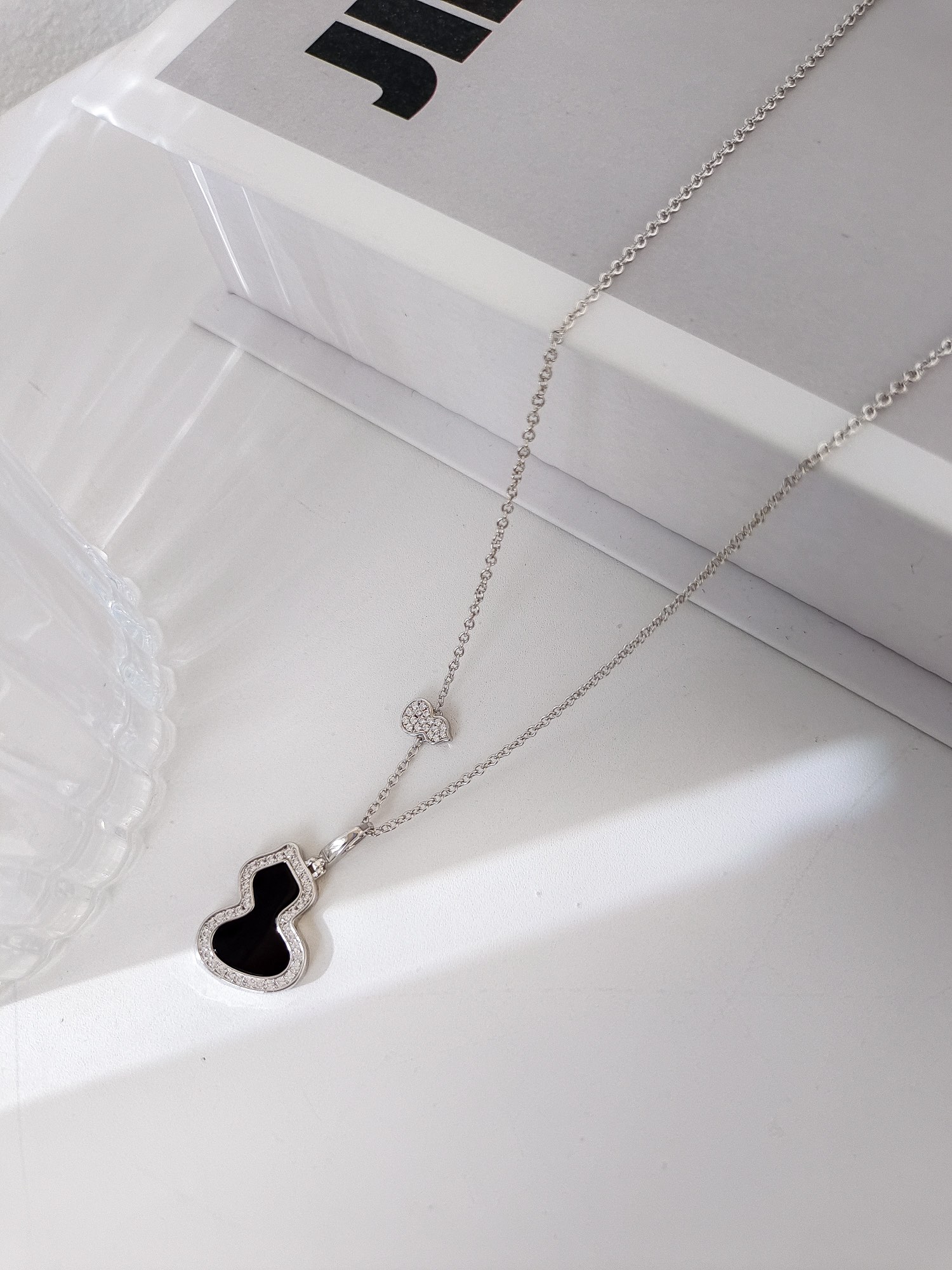 批发价💰135
看似平淡无奇，这个葫芦的版型就相当讲究，流畅饱满，恰到好处。热门款哪哪都有，不缺普通版，我们还是费心思做的好一些，给对品质有要求的宝宝，钻全部手工镶嵌(包含链身上的小葫芦)金工手抛工艺已经是基本的了，手工扣都是自己开钢模做的，市场有现成的销售但是弹力不好，而且开合位置容易有缝隙不够紧密，影响效果。这个也是成本所在。金工切石，石边都是平整光滑的。通体V金材质 全网独家
看货比价，献给高要求的宝宝们☺️☺️
链长39+4cm