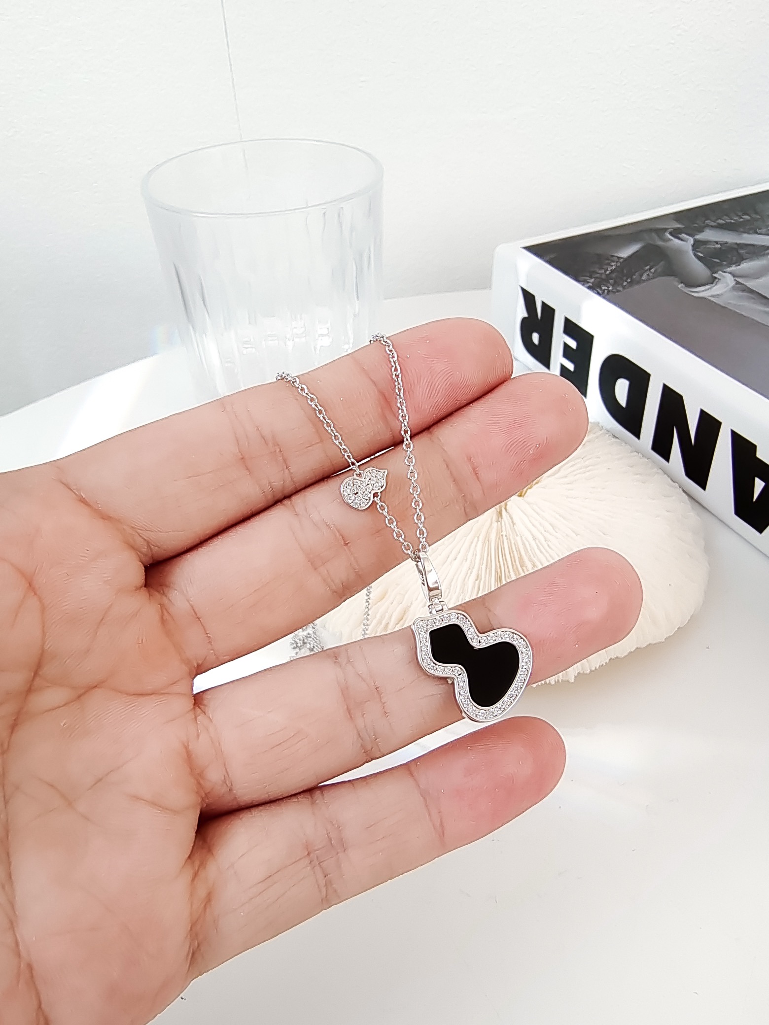 批发价💰135
看似平淡无奇，这个葫芦的版型就相当讲究，流畅饱满，恰到好处。热门款哪哪都有，不缺普通版，我们还是费心思做的好一些，给对品质有要求的宝宝，钻全部手工镶嵌(包含链身上的小葫芦)金工手抛工艺已经是基本的了，手工扣都是自己开钢模做的，市场有现成的销售但是弹力不好，而且开合位置容易有缝隙不够紧密，影响效果。这个也是成本所在。金工切石，石边都是平整光滑的。通体V金材质 全网独家
看货比价，献给高要求的宝宝们☺️☺️
链长39+4cm