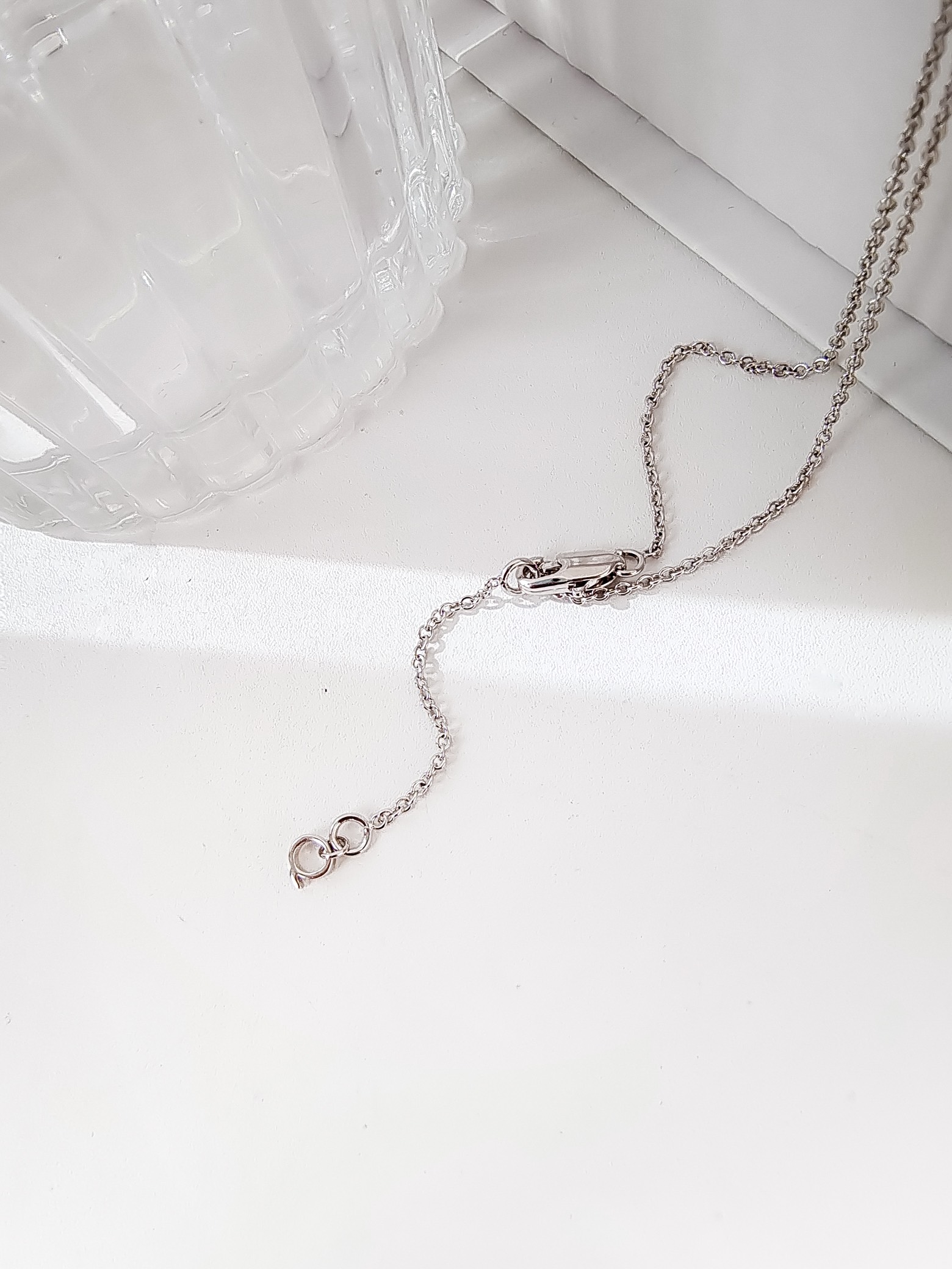 批发价💰135
看似平淡无奇，这个葫芦的版型就相当讲究，流畅饱满，恰到好处。热门款哪哪都有，不缺普通版，我们还是费心思做的好一些，给对品质有要求的宝宝，钻全部手工镶嵌(包含链身上的小葫芦)金工手抛工艺已经是基本的了，手工扣都是自己开钢模做的，市场有现成的销售但是弹力不好，而且开合位置容易有缝隙不够紧密，影响效果。这个也是成本所在。金工切石，石边都是平整光滑的。通体V金材质 全网独家
看货比价，献给高要求的宝宝们☺️☺️
链长39+4cm