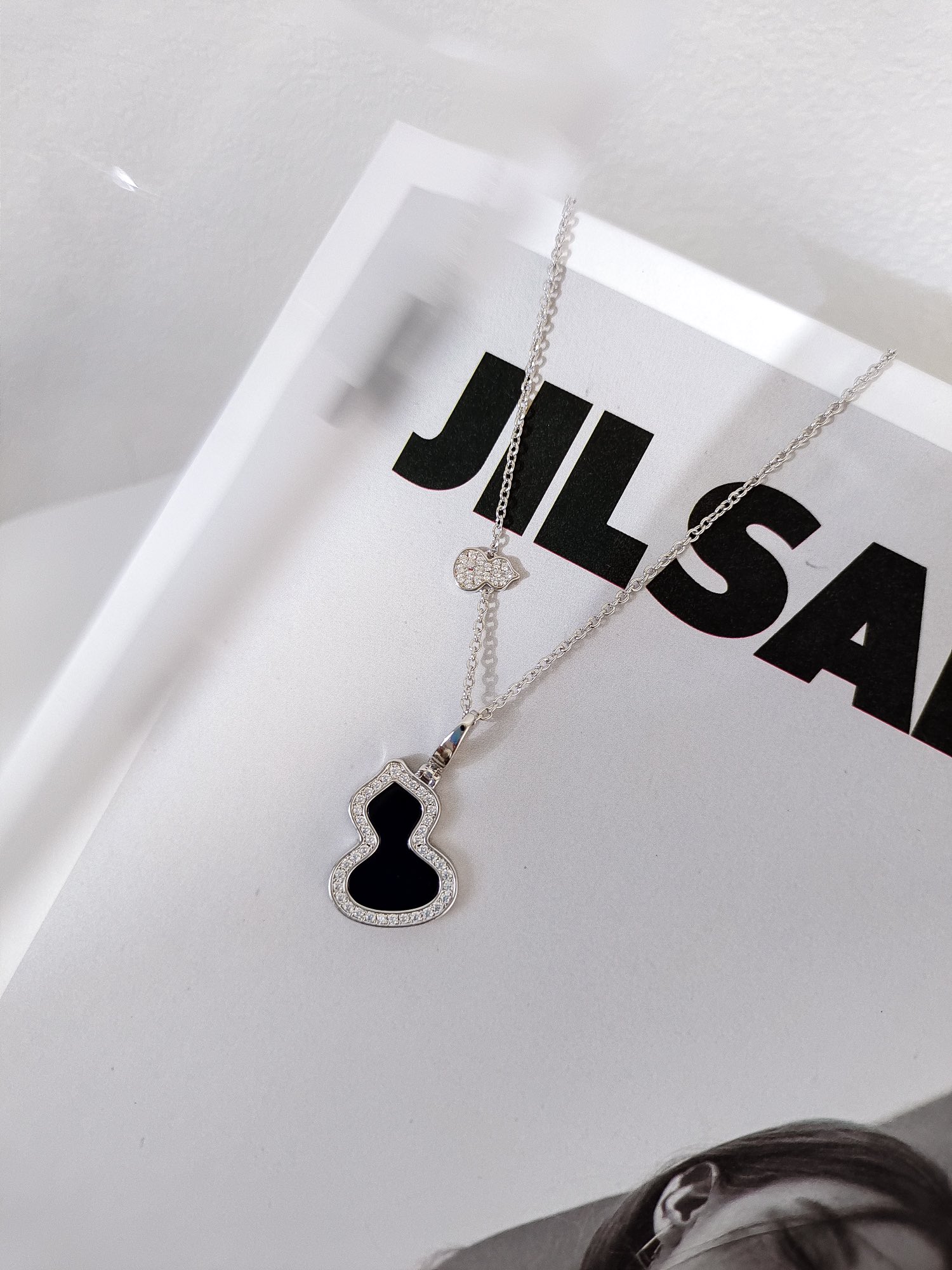 批发价💰135
看似平淡无奇，这个葫芦的版型就相当讲究，流畅饱满，恰到好处。热门款哪哪都有，不缺普通版，我们还是费心思做的好一些，给对品质有要求的宝宝，钻全部手工镶嵌(包含链身上的小葫芦)金工手抛工艺已经是基本的了，手工扣都是自己开钢模做的，市场有现成的销售但是弹力不好，而且开合位置容易有缝隙不够紧密，影响效果。这个也是成本所在。金工切石，石边都是平整光滑的。通体V金材质 全网独家
看货比价，献给高要求的宝宝们☺️☺️
链长39+4cm