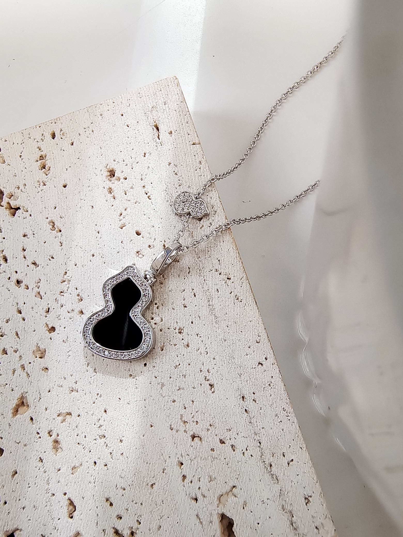 批发价💰135
看似平淡无奇，这个葫芦的版型就相当讲究，流畅饱满，恰到好处。热门款哪哪都有，不缺普通版，我们还是费心思做的好一些，给对品质有要求的宝宝，钻全部手工镶嵌(包含链身上的小葫芦)金工手抛工艺已经是基本的了，手工扣都是自己开钢模做的，市场有现成的销售但是弹力不好，而且开合位置容易有缝隙不够紧密，影响效果。这个也是成本所在。金工切石，石边都是平整光滑的。通体V金材质 全网独家
看货比价，献给高要求的宝宝们☺️☺️
链长39+4cm