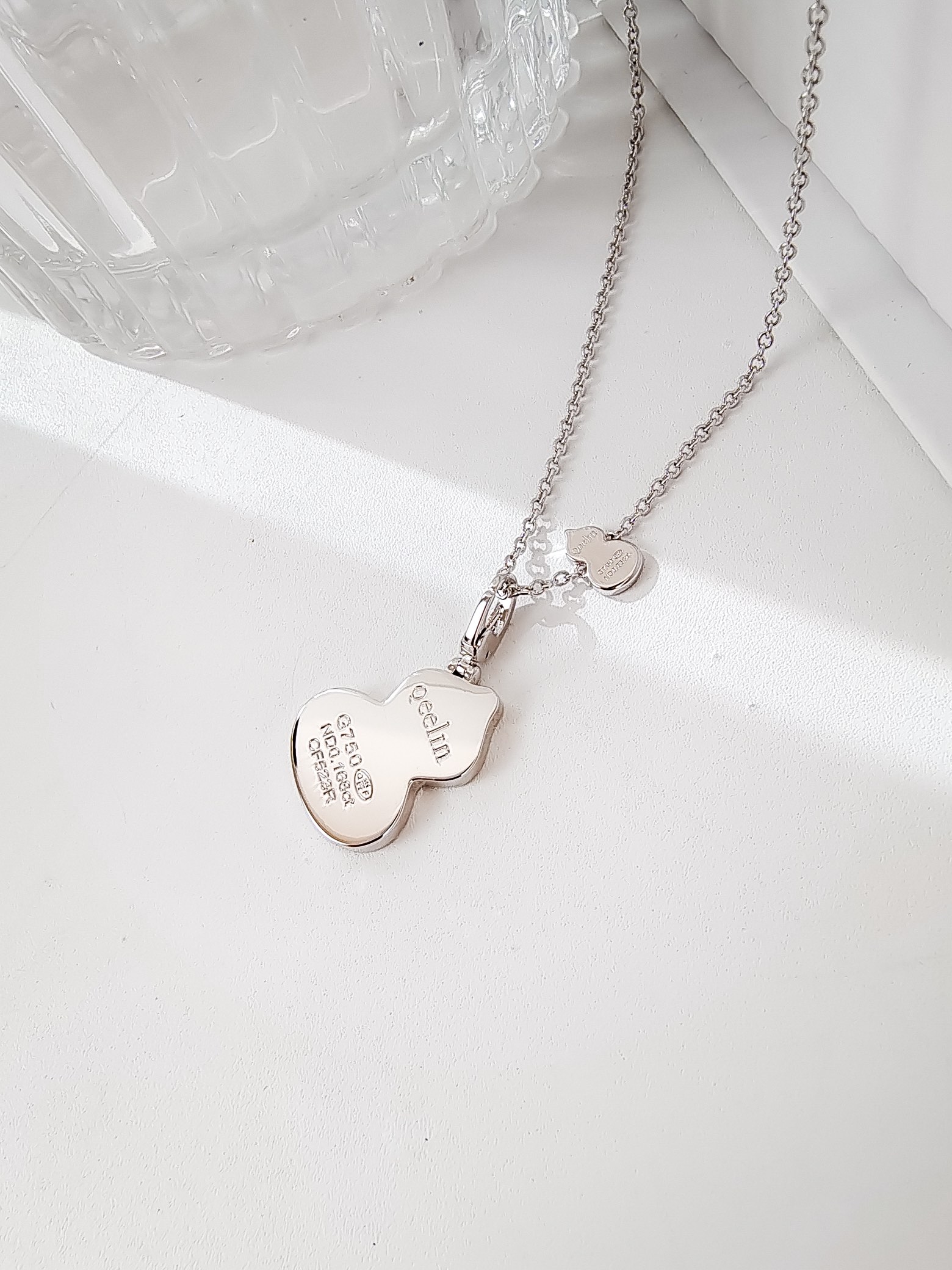 批发价💰135
看似平淡无奇，这个葫芦的版型就相当讲究，流畅饱满，恰到好处。热门款哪哪都有，不缺普通版，我们还是费心思做的好一些，给对品质有要求的宝宝，钻全部手工镶嵌(包含链身上的小葫芦)金工手抛工艺已经是基本的了，手工扣都是自己开钢模做的，市场有现成的销售但是弹力不好，而且开合位置容易有缝隙不够紧密，影响效果。这个也是成本所在。金工切石，石边都是平整光滑的。通体V金材质 全网独家
看货比价，献给高要求的宝宝们☺️☺️
链长39+4cm