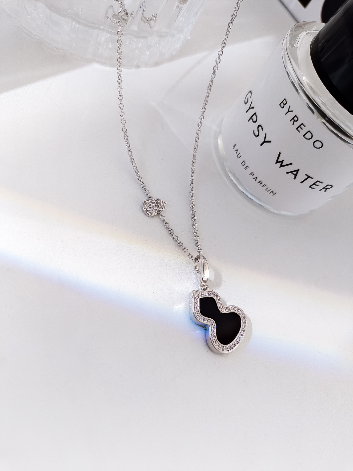 批发价💰135
看似平淡无奇，这个葫芦的版型就相当讲究，流畅饱满，恰到好处。热门款哪哪都有，不缺普通版，我们还是费心思做的好一些，给对品质有要求的宝宝，钻全部手工镶嵌(包含链身上的小葫芦)金工手抛工艺已经是基本的了，手工扣都是自己开钢模做的，市场有现成的销售但是弹力不好，而且开合位置容易有缝隙不够紧密，影响效果。这个也是成本所在。金工切石，石边都是平整光滑的。通体V金材质 全网独家
看货比价，献给高要求的宝宝们☺️☺️
链长39+4cm