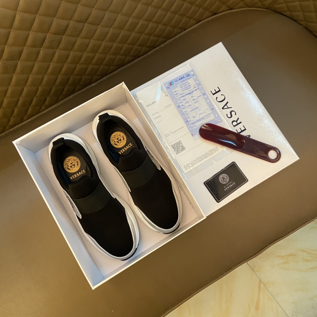 I5   Versace 范思哲 ～独领风骚2022经典低帮懒人款,原版瓦莎琪 鞋后跟霸气LOGO更是重金精心打造 材料：原版帆布 欧美大师独特版面设计 完美打造专柜品质,懒人套脚设计 耐磨仿滑原版大底 运动跑步风设计 上脚独特的美,青年乐福款  Versace 范思哲 原版鞋面复刻 英伦范儿 适合司机驾车外出 绝对的焦点 高端 优雅.男鞋码数38-44 45 银色 金色 黑色选