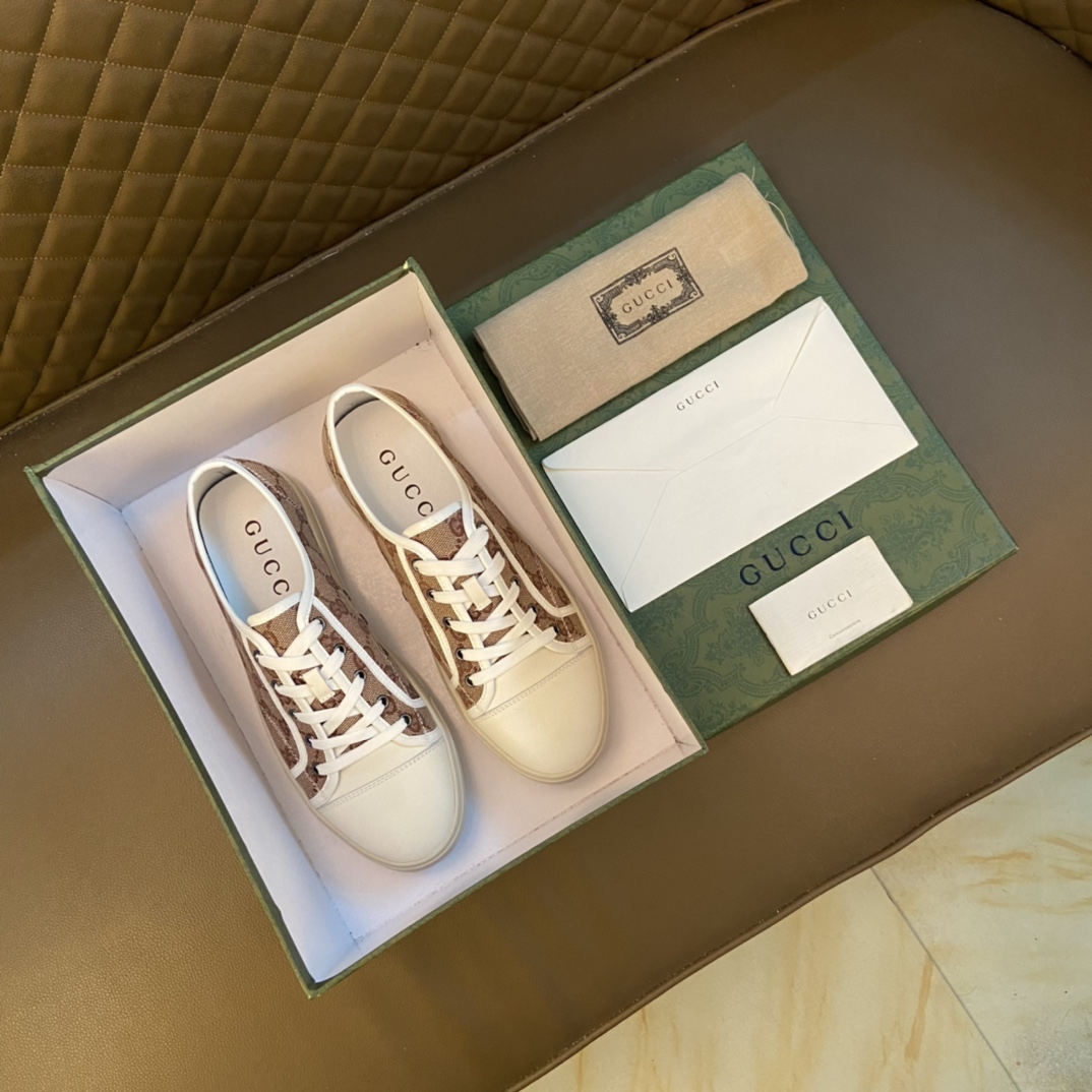 I5   官网爆款Gucci  古奇 高版本～”青年休闲潮人风 男士2022专柜同步发售，夏季男鞋 绣面 意大利进口原版品牌精选头层柔软牛皮 羊皮内里拒绝脱色磨脚鞋底 原厂原版底，法国风格 ，原单品质 超舒服原版底 驾车完美。实物拍摄实物更赞 适合户外司机驾车出行 跑步鞋 男鞋码数 38-44 45可定做 白黑两色 选