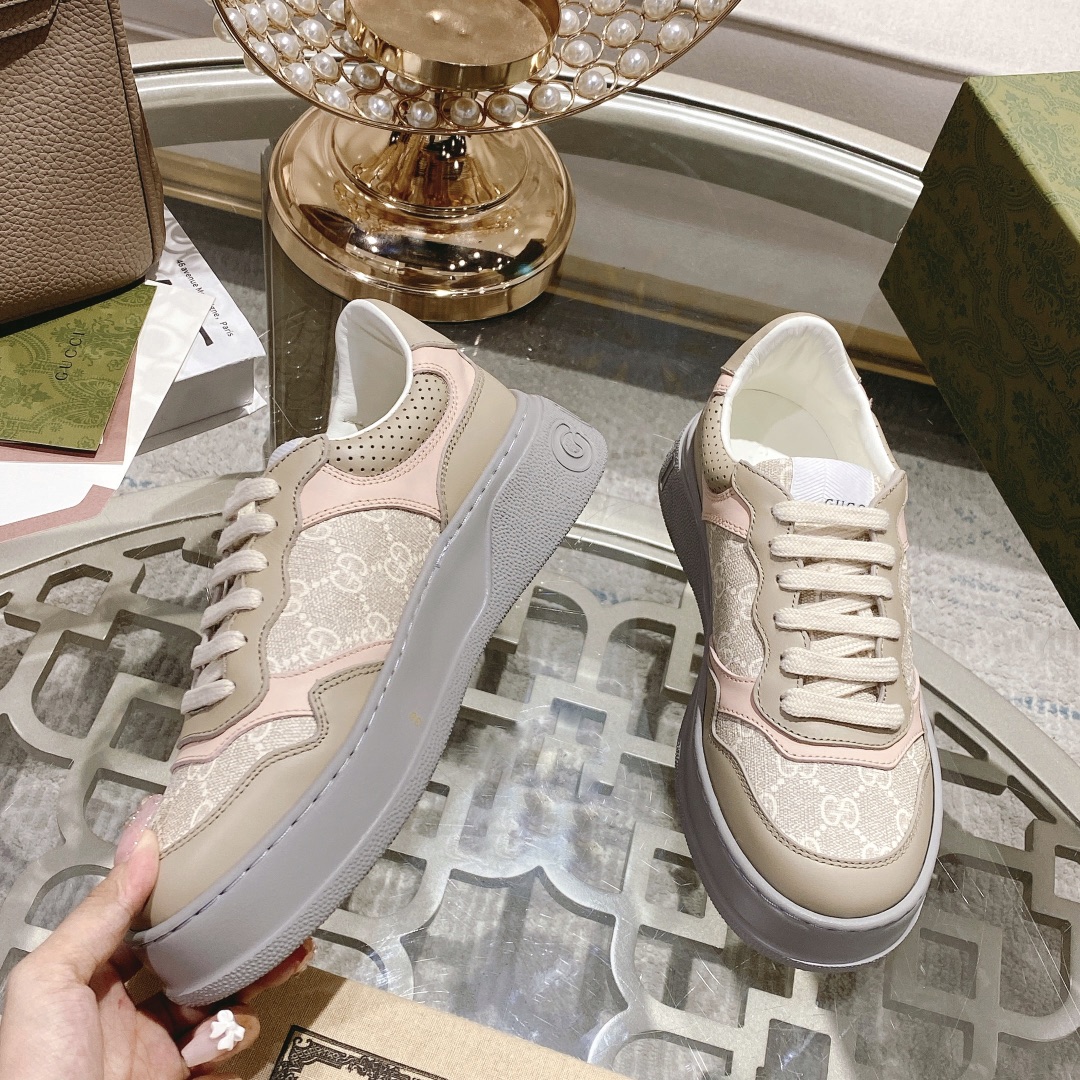 NO:173550,Men's 310.GUCC·Gucci Ss new series sports shoes, thick-soled white shoes casual board shoes, GG couples white shoes counter synchronous style, catwalk style stars, internet celebrities, live broadcasts, etc. must plant grass and call. The style design is light luxury retro, thick sole heightened, similar to the upgraded version of classic white shoes. The top version upper original custom calfskin fabric is matched with GUCC classic presbyopia webbing, perforation, embossing craftsmanship, inner cowhide, foot pad cowhide, comfortable and soft feet!  Original replica 11 mold opening IP light material bottom, 4cm heightened thick bottom!  Size number for women 35-40 men 39-45 Packaging counter aviation packaging, casual shoes/sports shoes, gucci, gucci, sneakers, cowhide19860909男310.GUCC·古驰 ss新款 系列运动鞋厚底小白鞋休闲板鞋 GG情侣款小白鞋专柜同步款,走秀款明星、网红、直播等必定种草打call 款式设计轻奢复古,厚底增高,相似于经典小白鞋的升级版 最顶级版本鞋面原版定制小牛皮面料,搭配GUCC经典老花布织带、穿孔、压纹工艺,内里牛皮,垫脚牛皮,脚感舒适柔软！原版复刻11开模IP轻料底,4cm增高厚底！ 码数女35-40男39-45 包装专柜航空包装,休闲鞋/运动鞋,gucci,gucci,sneakers,cowhide,Women's Shoes