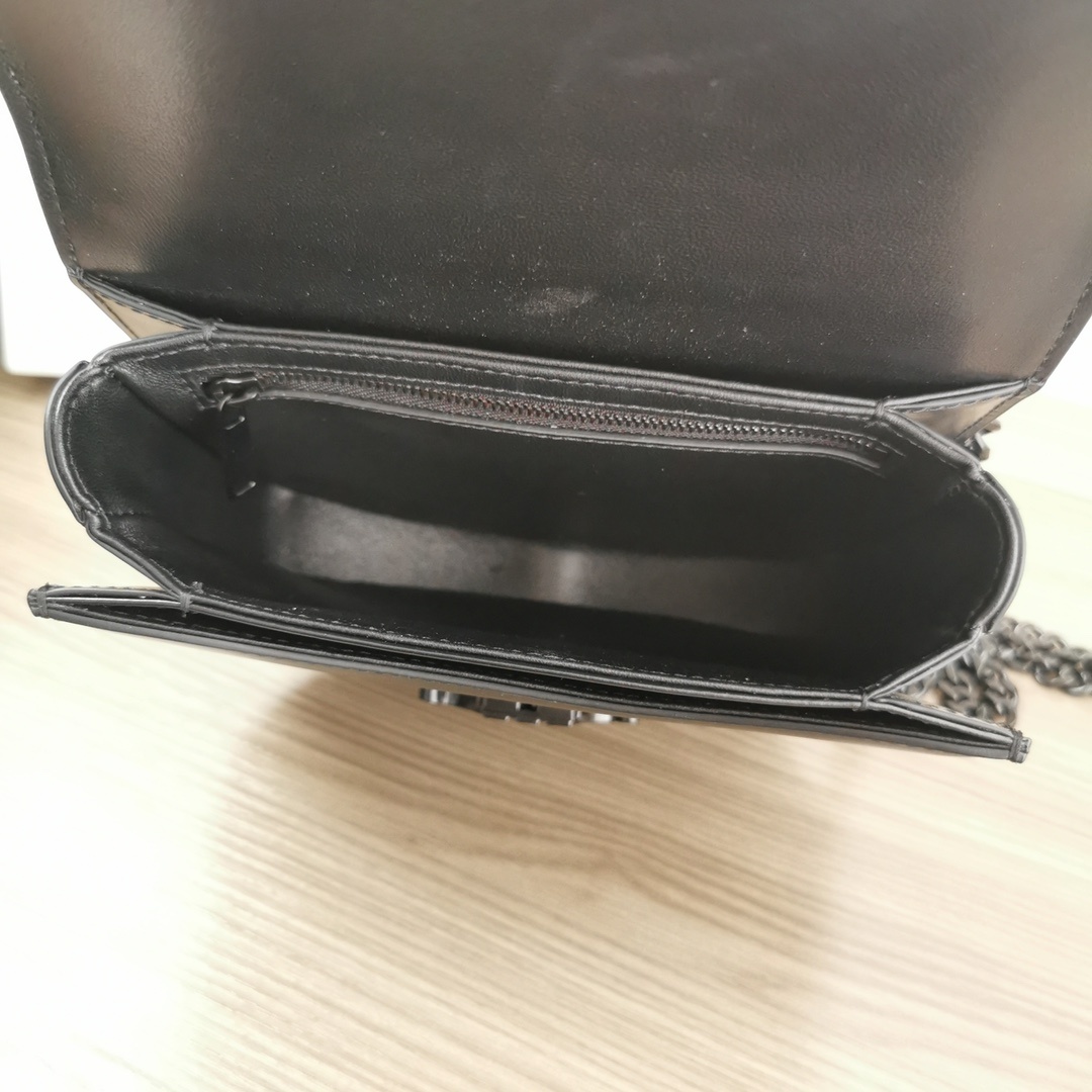 冬季新品TEENBESACETRIOMPHE热门早秋新品系列在本季推出新款马鞍肩背链条质感经典凯旋门扣金