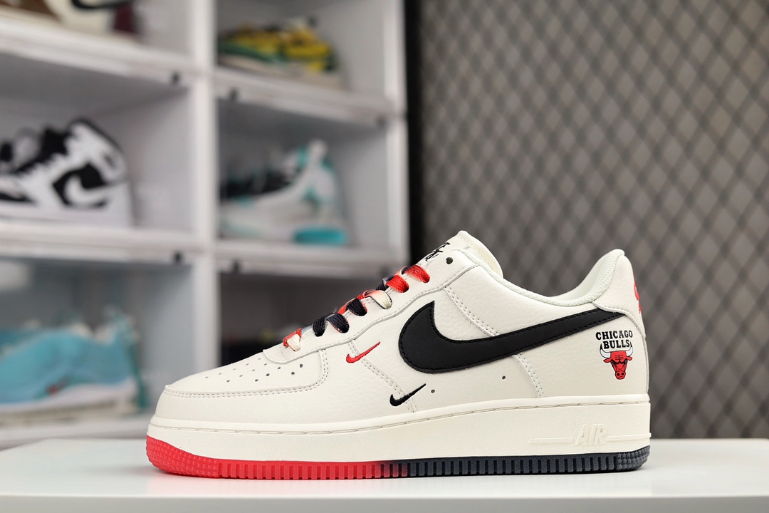 H5 Nk Air Force 1 Low ’07“米黑红”芝加哥公牛队城市限定空军一号低帮休闲板鞋 CH I5 6-306定制头层皮料 3M反光 原楦原纸板 水晶双色大底 纯正版型 内置全掌气垫