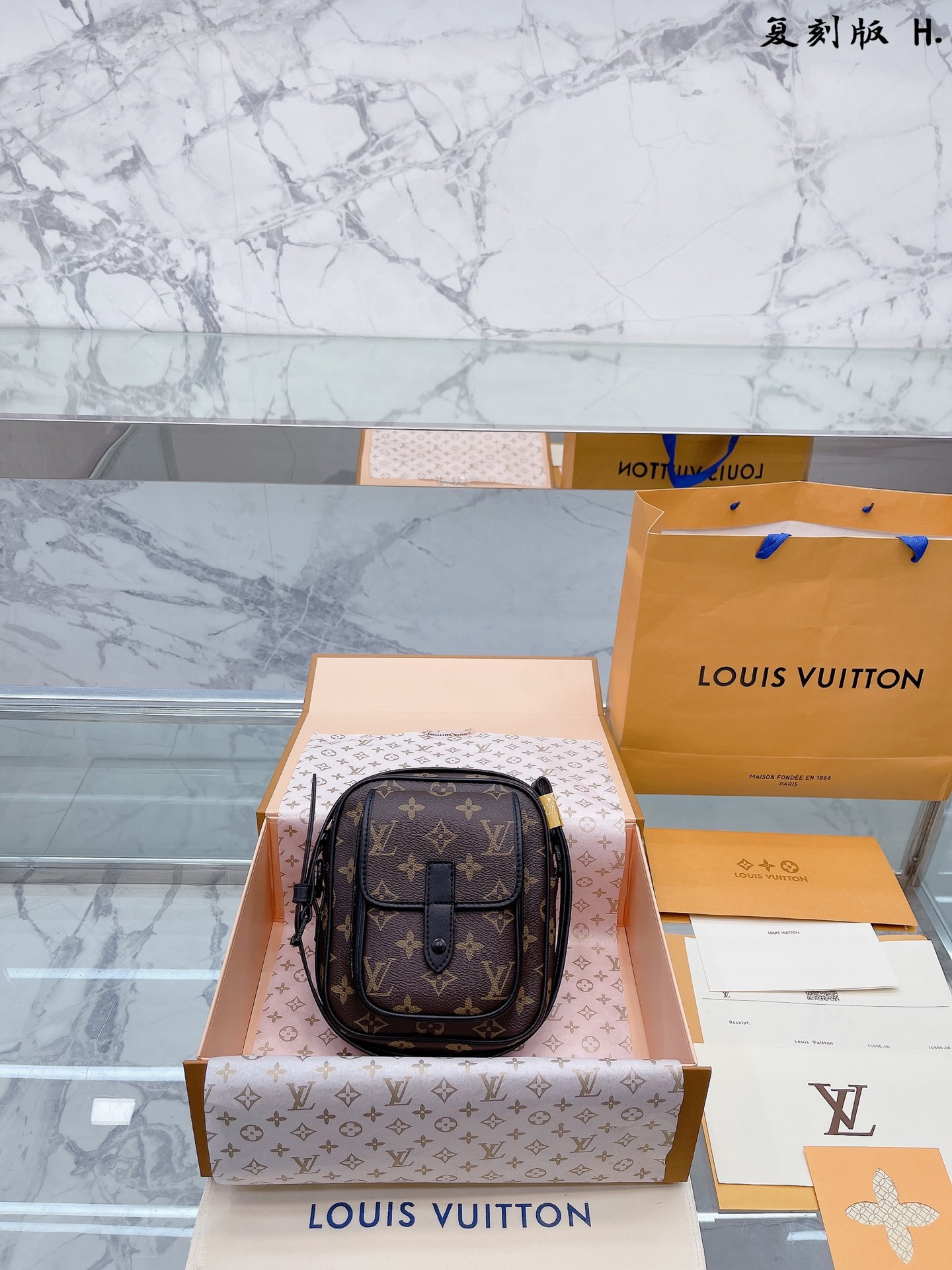 J5 复刻版   Louis Vuitton 路易威登 LV  Christo 这款Retiro 手袋以标志性的 Louis Vuitton 路易威登 LV 老花面料制成，搭配奢华的黄皮饰边，经典永恒。优雅低调的外形设计和宽敞的包身更加入了实用性。使用说明：-  Louis Vuitton 路易威登 LV 变色牛皮饰边，闪亮的纯钢金色五金配件- 可调节肩带，配有树糕皮的肩垫，拉链闭合。- 超细纤维内衬，包包尺寸15 18cm