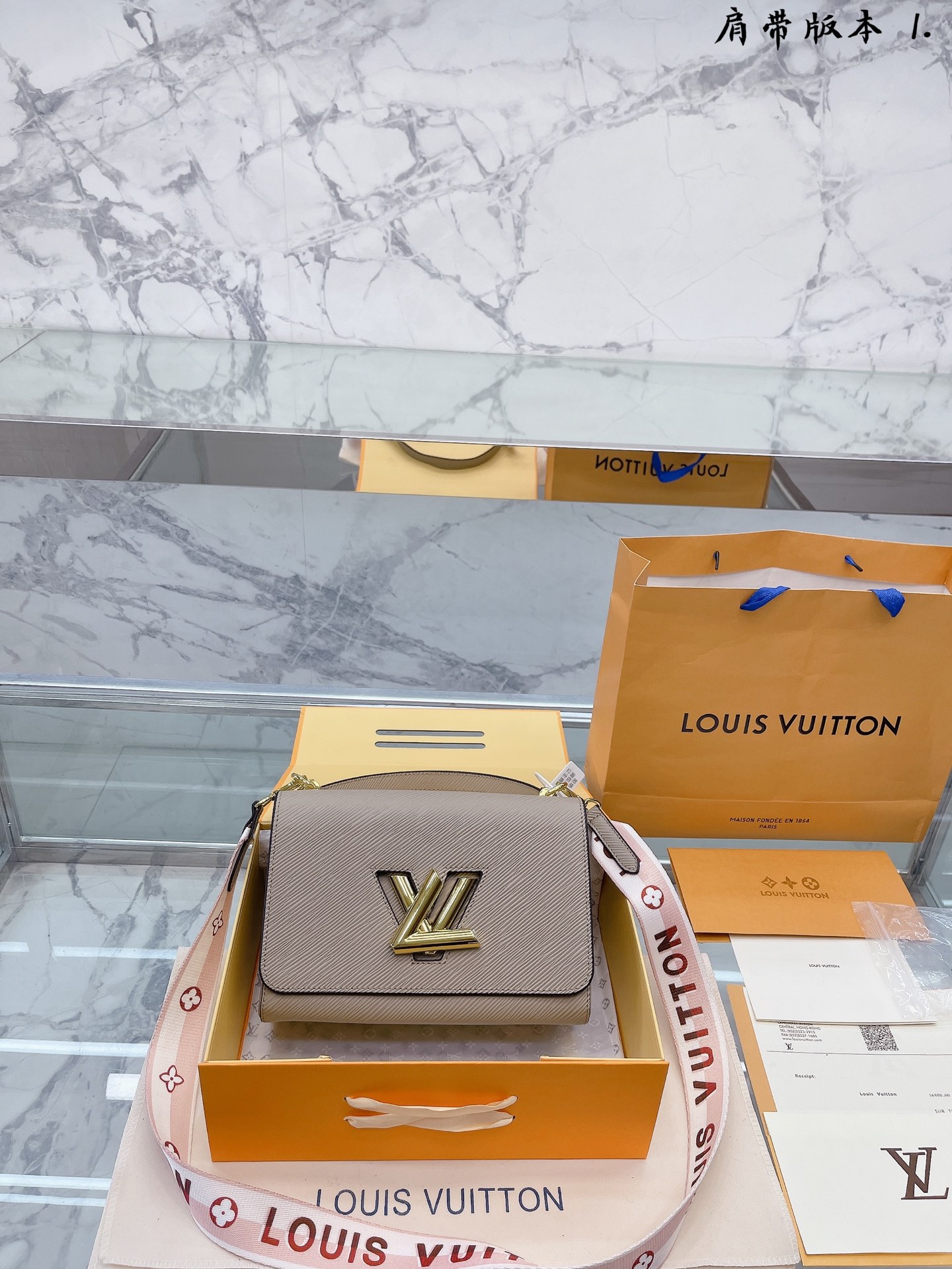 J5 牛皮 肩带版  Louis Vuitton 路易威登 LV 最新最火款Twist Denim中号出货了 Nicolas Ghesquire 为 2022年春夏季别出新意，呈现新古典 Twist 中号手袋。手工喷绘造就聚焦设计：翻盖的超值 明快活泼，与包身的波普艺术黑白条纹对比鲜明。长链条自由滑动，无论肩背斜挎或日夜场合，随心而变。 外型小巧，别致的弧形底座增加了手袋容量可调节链条适合斜跨或优雅的肩背中号尺寸:23*15cm  专柜限量款 “折叠礼盒包装”