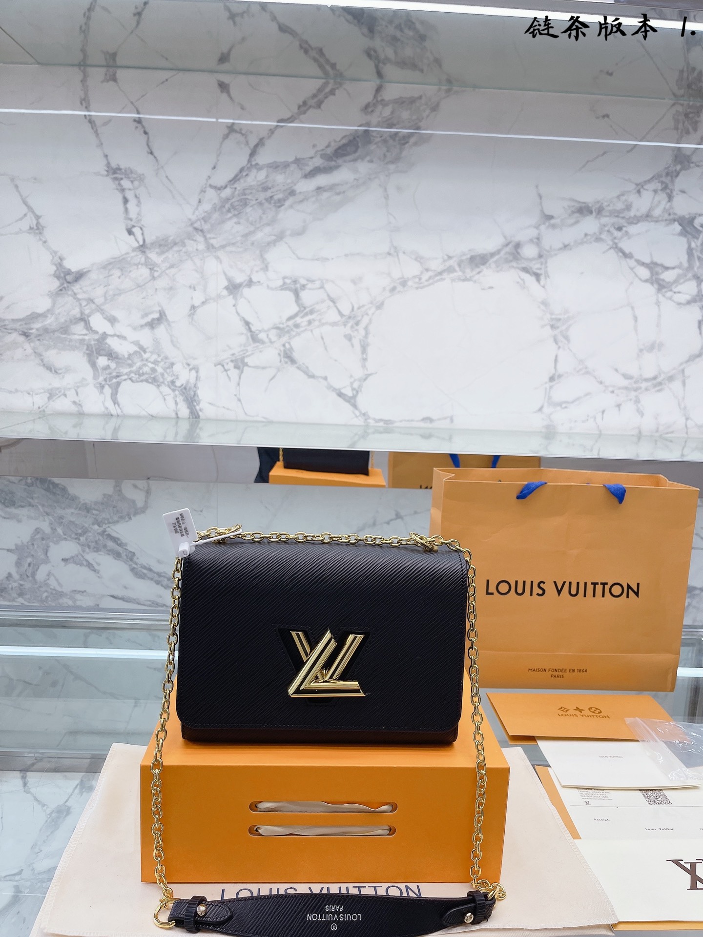 J5 牛皮 链条版  Louis Vuitton 路易威登 LV 最新最火款Twist Denim中号出货了 Nicolas Ghesquire 为 2022年春夏季别出新意，呈现新古典 Twist 中号手袋。手工喷绘造就聚焦设计：翻盖的超值 明快活泼，与包身的波普艺术黑白条纹对比鲜明。长链条自由滑动，无论肩背斜挎或日夜场合，随心而变。 外型小巧，别致的弧形底座增加了手袋容量可调节链条适合斜跨或优雅的肩背中号尺寸:23*15cm  专柜限量款 “折叠礼盒包装”