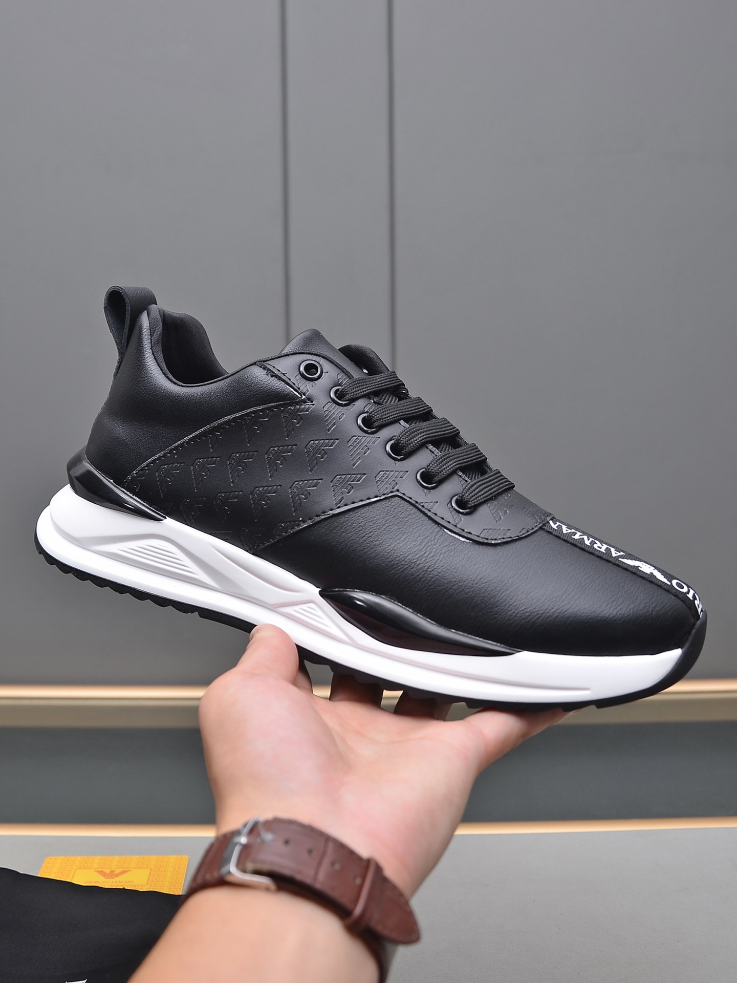 J0  Armani 阿玛尼 官网最鞋,版型简洁大气 潮男专属 独有的官网最新品牌元素元素鞋面优质小牛皮制作+进口头层皮里里时尚又大方,超贵顶级运动大底,产品质量值得你信赖!实物拍摄38-44码45定做多色可选