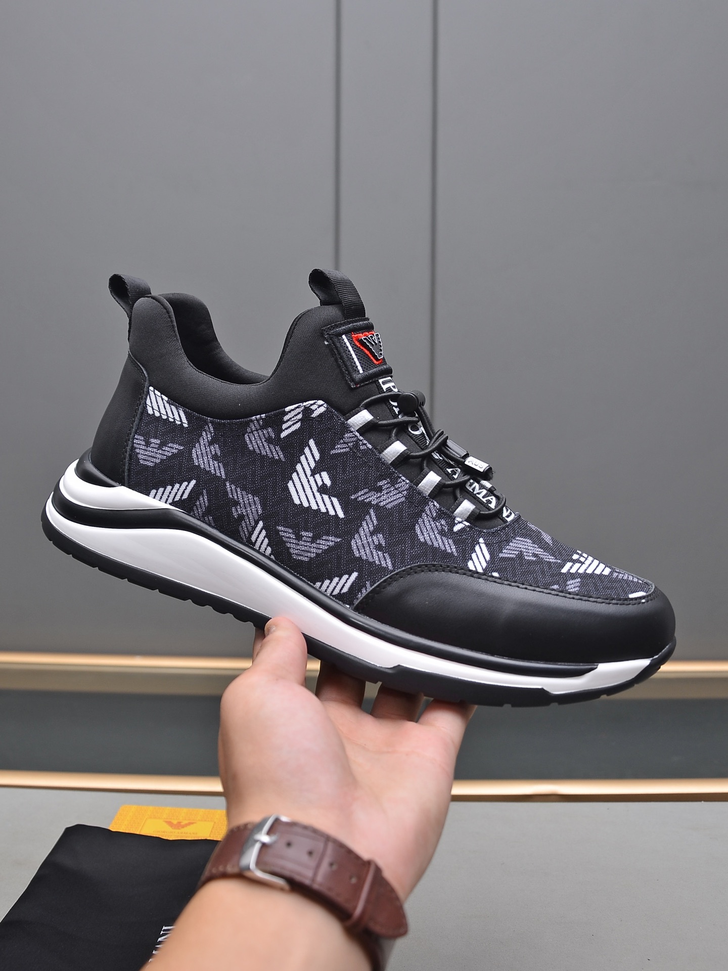 I0  Armani 阿玛尼 休闲时尚男鞋,爆款版型简洁大气,潮男专属.独有的官网最新品牌元素元素原版装饰,时尚又大方,鞋面采用进口飞织,舒适网里十真皮垫脚,橡胶耐磨软质大底.38-44 45定做