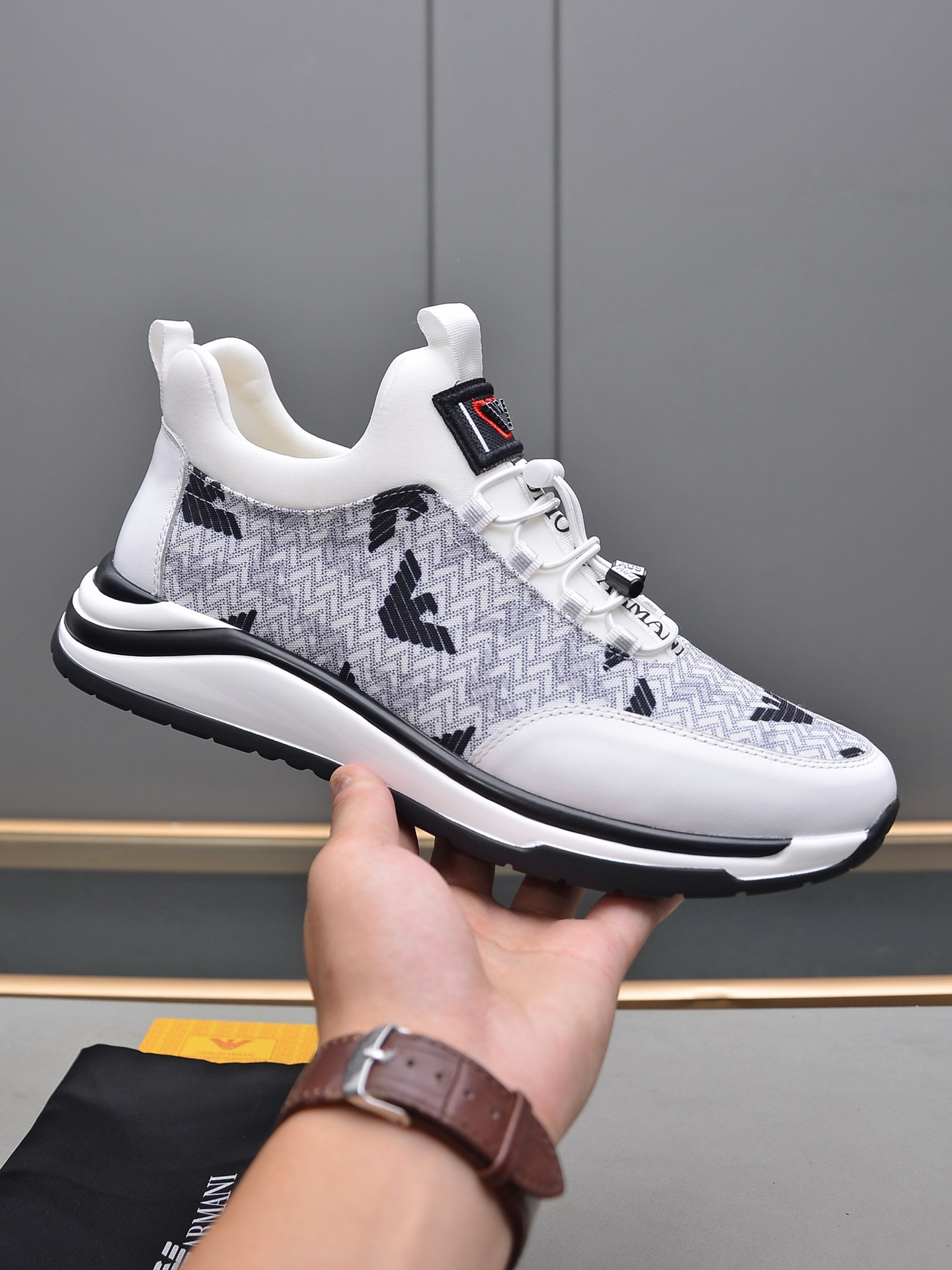 I5  Armani 阿玛尼 休闲时尚男鞋,爆款版型简洁大气,潮男专属.独有的官网最新品牌元素元素原版装饰,时尚又大方,鞋面采用进口飞织,舒适网里十真皮垫脚,橡胶耐磨软质大底.38-44 45定做