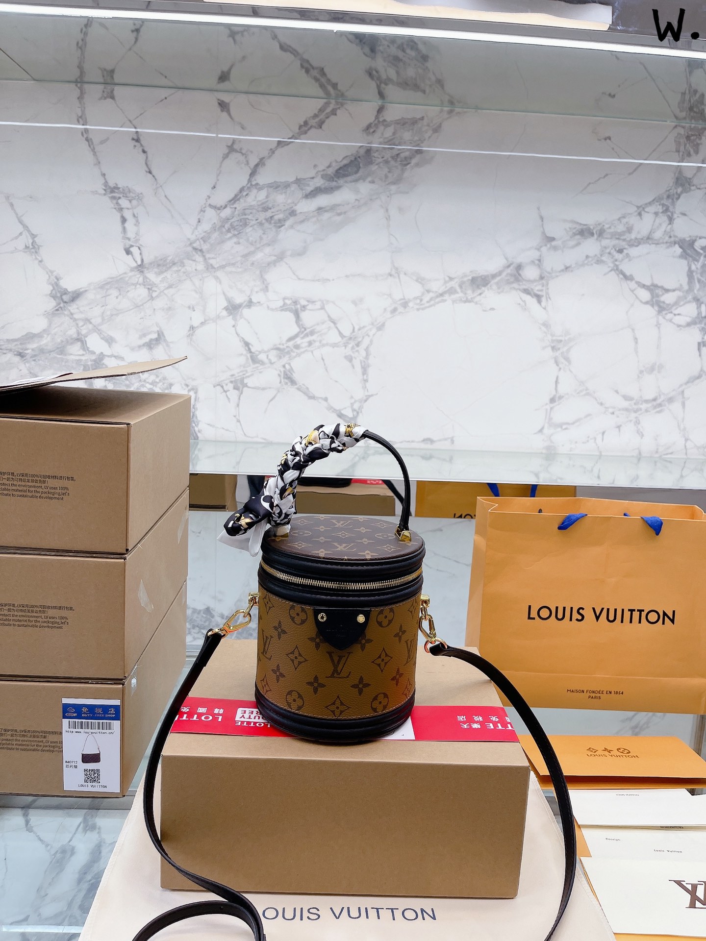 K5 升级款 免税店包装 全套礼盒  Louis Vuitton 路易威登 LV  canne|发家致富第一-步入个 Louis Vuitton 路易威登 LV 发财桶使用率100%的这款 Louis Vuitton 路易威登 LV 圆桶 容量真的巨巨巨大++ 手机/粉饼/卡包都塞得下 怪不得总有人说它是“饭桶”品 包身硬挺耐用可手拎可斜跨自重很轻子有特别的拼色设计真.不愧是 Louis Vuitton 路易威登 LV 近代款中的明星百搭程度好到爆炸教 任何风格都能驾驭 尺寸大号15 18cm