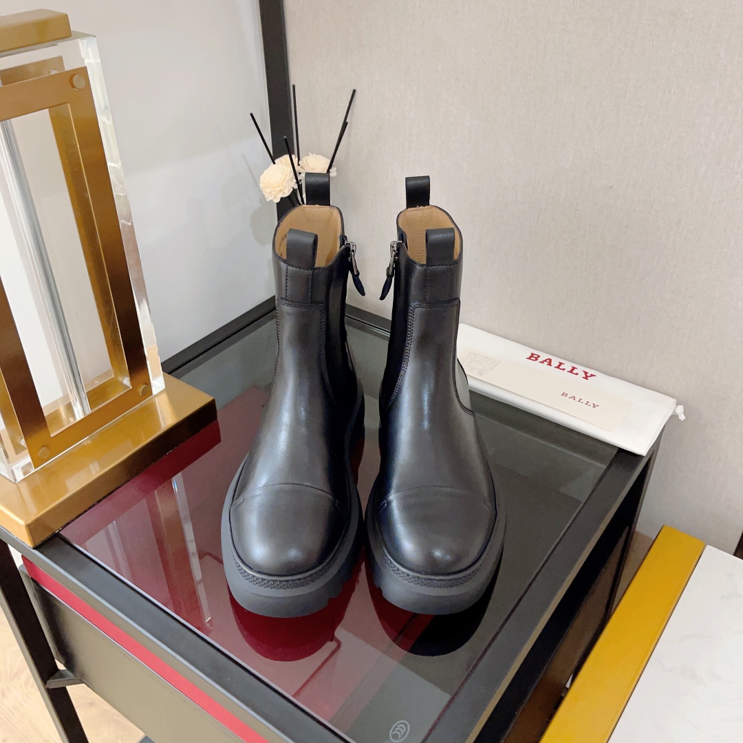 Valais Mountain Tradition-inspired Vaughhen Boots with Thick Rubber Base and Side Zipper
