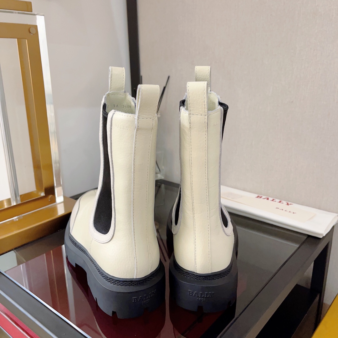 Ginny Leather Chelsea Boots: Contemporary Style with Loose Straps and Full Design - 图片 4
