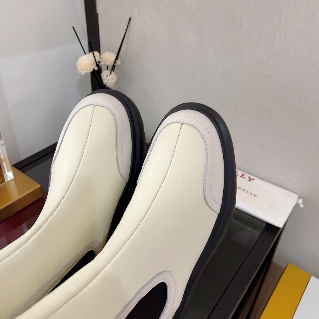 Ginny Leather Chelsea Boots: Contemporary Style with Loose Straps and Full Design - 图片 8