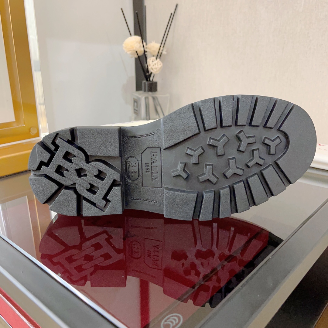 Ginny Leather Chelsea Boots: Contemporary Style with Loose Straps and Full Design - 图片 9