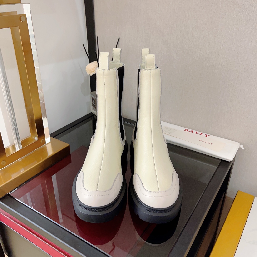 Ginny Leather Chelsea Boots: Contemporary Style with Loose Straps and Full Design