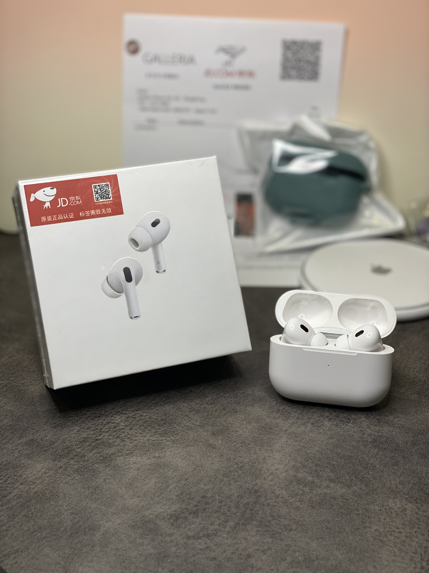 京东渠道版 本地💰150
苹果AirPodsPro2 新款耳机 简称5代
升级京东防伪标 注意区分 避免某同行转图混卖货
市面主流络达1562芯片 稳定性无需多介绍
原装壳料 五码合一 外观百分百跟正品一样
支持弹窗修改名字 带入耳检测功能 双捏切歌等操作
自带GPS定位查找 正品有的功能基本都有
真实ANC通透 降噪双模式 区别市面通货不带降噪
带空间音频功能 享受3D立体音效
升级纽扣电池 实测听歌6小时 搭配充电仓可用1天
真石墨烯振膜喇叭 高频清脆低频有力 稳稳的小钢炮
只做可查真码 机身跟外包装序列号官网可查验!
支持苹果 安卓等系统 完美兼容市面各种手机
赠送全套配件发票 挂绳无线充 保护壳 发货纸箱等
售后保修三个月 耳机外观没磨损支持退换!