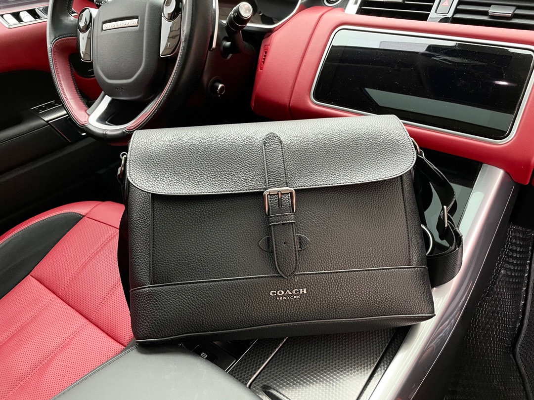 J5 “Coach Coach 蔻驰 ”单肩包进口原厂面料高清五金logo标志、专用里内里。顺滑拉链、油边平滑、做工精致每个细节到位潮男必备款规格34/25/9。