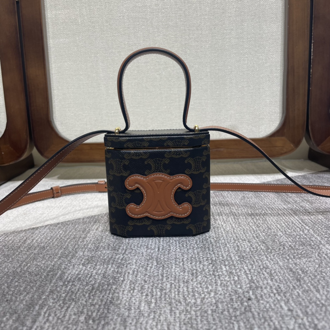 NO:389136,Celin LOCK TRIOMPHE logo printed cowhide bag 4 X 4 X 2 inches (11 X 10 X 5 cm) This model cannot be installed with smartphone model TRIOMPHE CANVAS logo printed, cowhide edging Fabric fabric lining Sliding hinge closure 1 main compartment Adjustable leather shoulder strap length 19 inches (49 cm) Leather hand-length 3 inches (8 cm) Number 199602, Celine, celine, celine, cowhide19860909Celin LOCK TRIOMPHE标志印花牛皮革手袋 4 X 4 X 2英寸(11 X 10 X 5厘米) 本款型无法装下智能手机机型 TRIOMPHE CANVAS标志印花,牛皮革包边 织物面料衬里 滑动铰链开合 1个主隔层 可调节皮革肩带长19英寸（49厘米） 皮革手挽长3英寸（8厘米） 编号199602,赛琳celine,celine,celine,cowhide,Bag