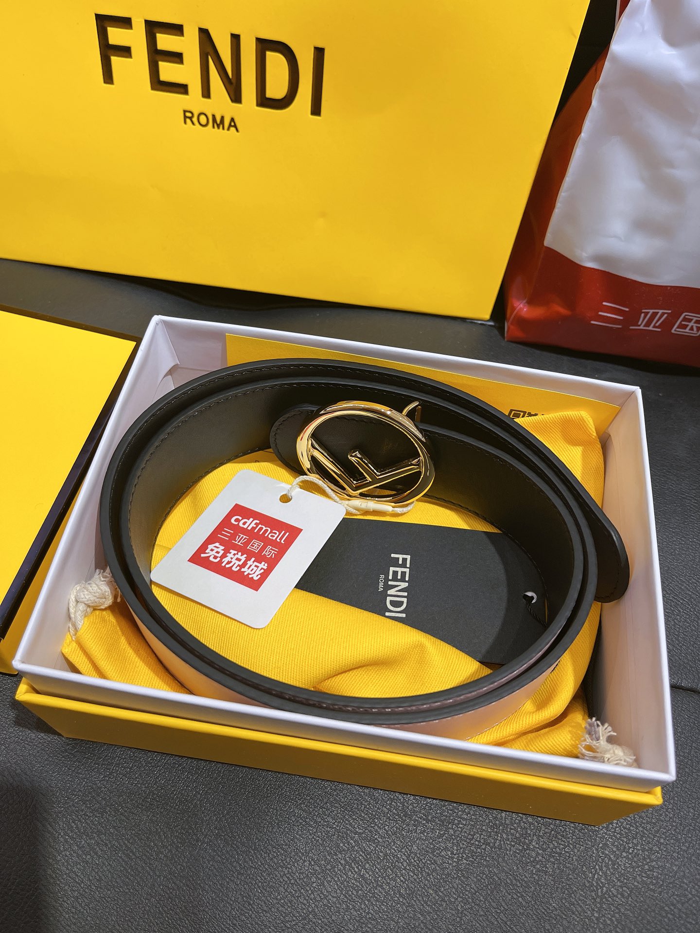 Fendi 礼盒 芬迪fendi 𝟑.𝟖𝐜𝐦宽度 双面 进口皮 铜扣 图