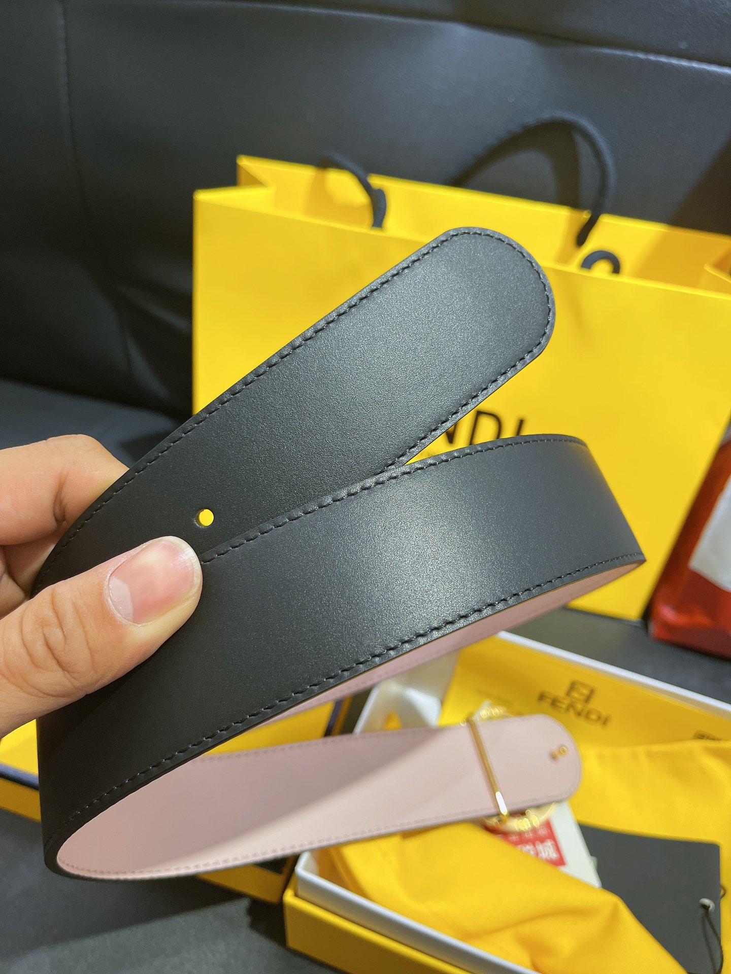 Fendi 礼盒 芬迪fendi 𝟑.𝟖𝐜𝐦宽度 双面 进口皮 铜扣 图
