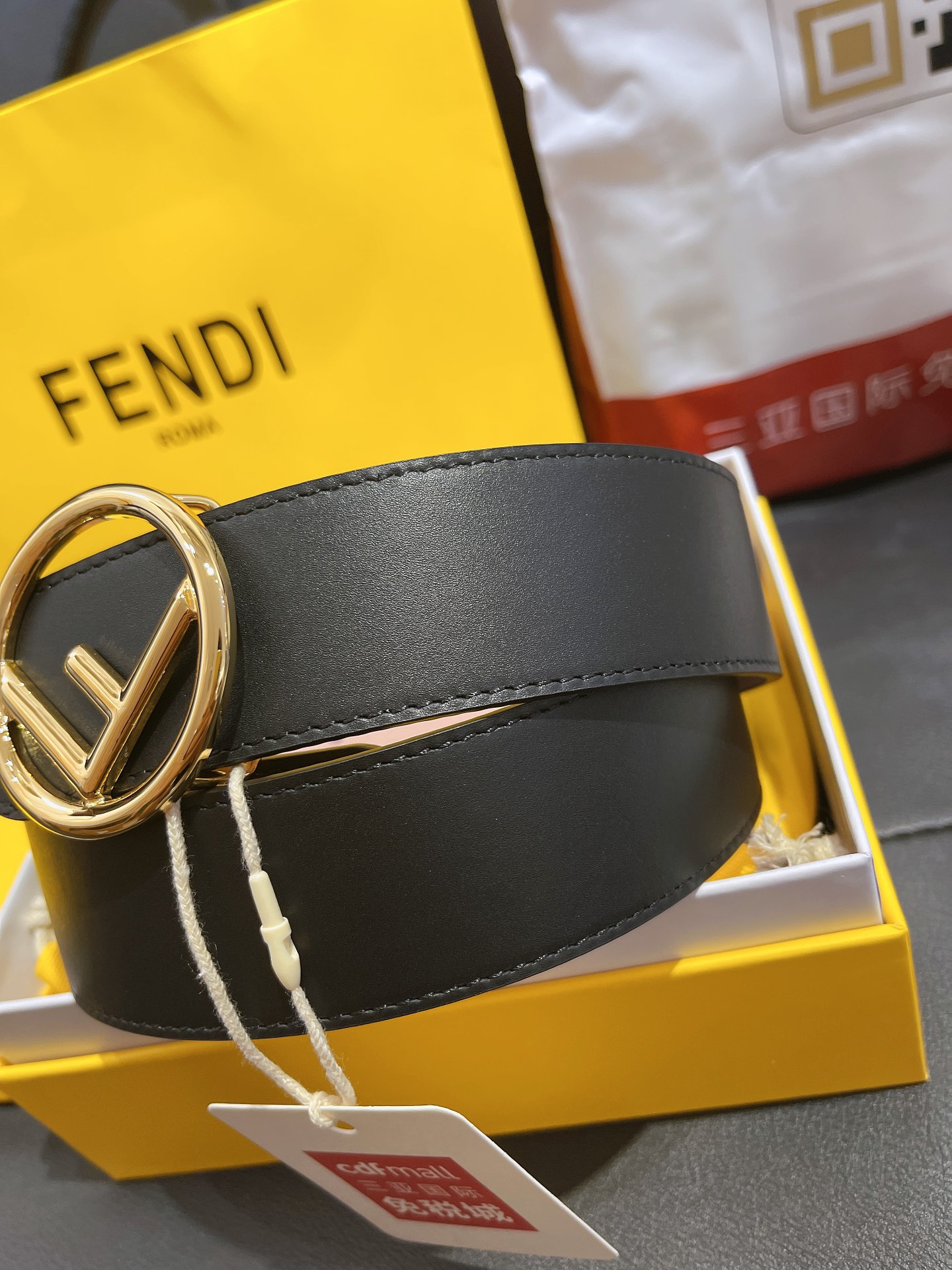 Fendi 礼盒 芬迪fendi 𝟑.𝟖𝐜𝐦宽度 双面 进口皮 铜扣 图