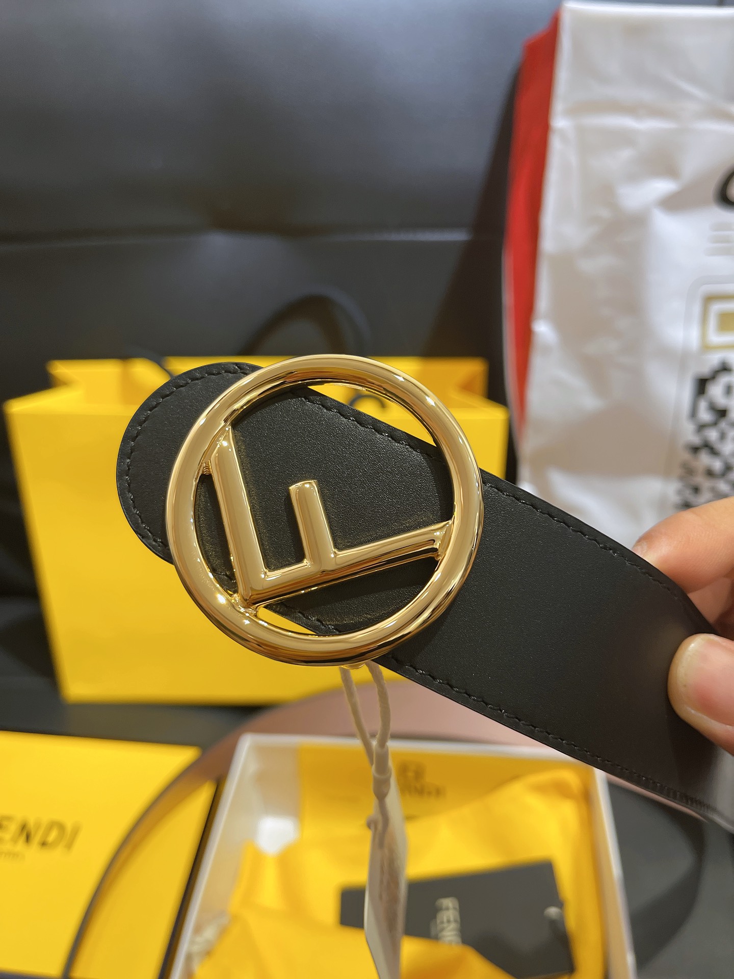 Fendi 礼盒 芬迪fendi 𝟑.𝟖𝐜𝐦宽度 双面 进口皮 铜扣 图