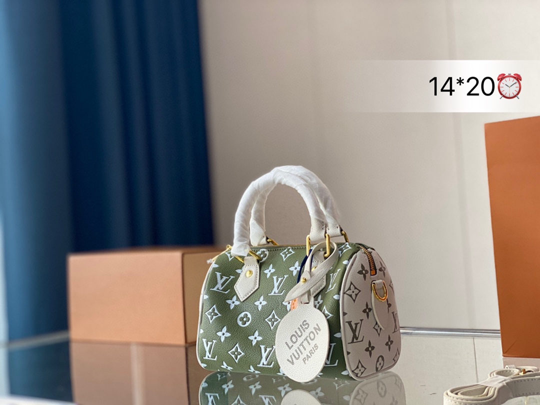 J5 枕头包 是 Louis Vuitton 路易威登 LV 家四大金刚之一，原型来自于1934年由加斯顿威登先生创作的Squire Bag旅行袋，最初是为当时的上流人士出行而设计的，所以它不仅品质优秀，还特别实用。历经80多年的演变，这款百搭的经典手袋依然很受现代摩登女郎的青睐。14*20cm 枕头包 是 Louis Vuitton 路易威登 LV 家四大金刚之一，原型来自于1934年由加斯顿威登先生创作的Squire Bag旅行袋，最初是为当时的上流人士出行而设计的，所以它不仅品质优秀，还特别实用。历经80多年的演变，这款百搭的经典手袋依然很受现代摩登女郎的青睐。14*20cm