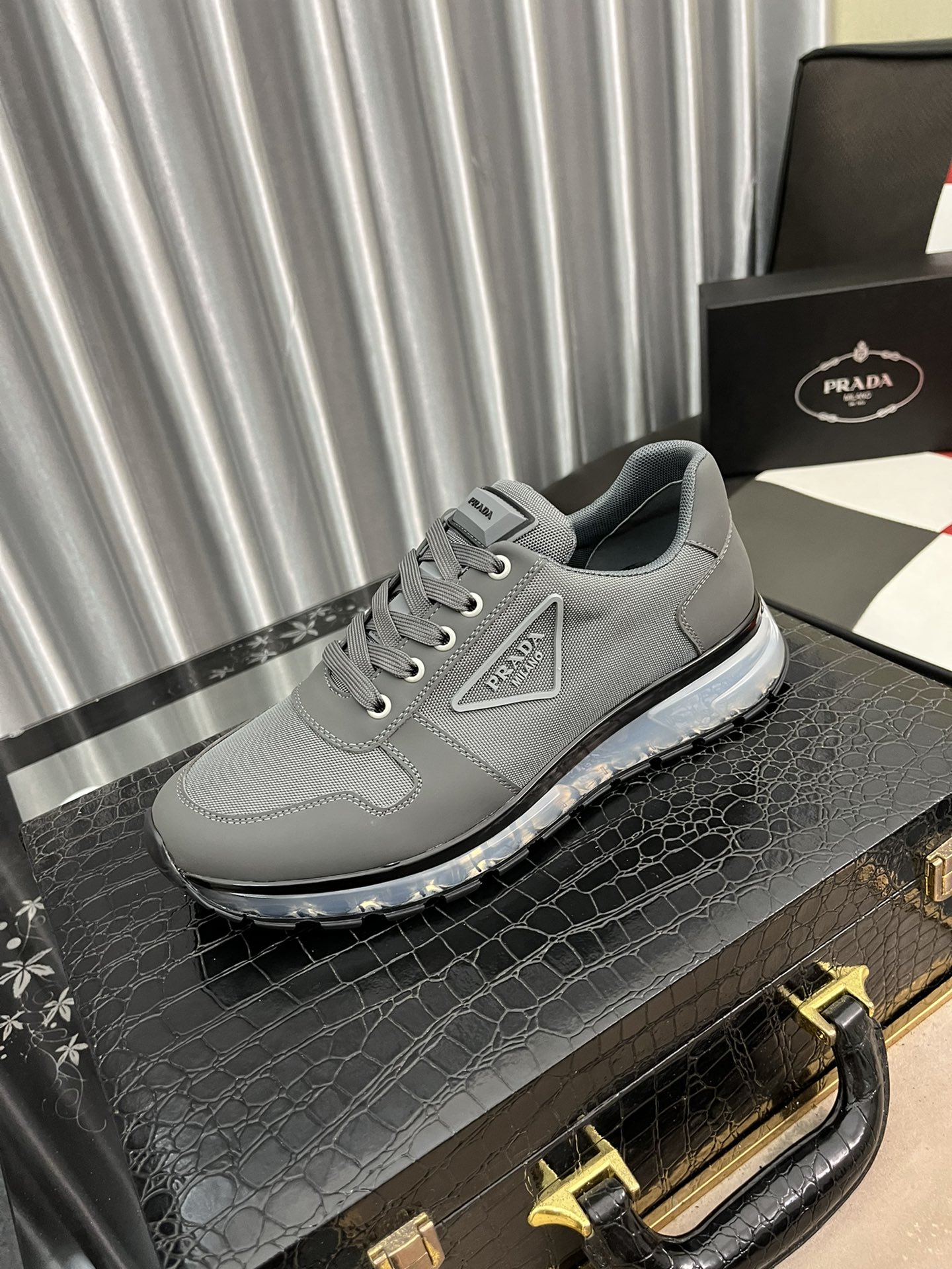 J0  Prada 普拉达  男士系带气垫运动鞋 莞产顶级猛货 进口纳帕牛皮鞋面 侧面带品牌字母标识 轻盈透气 柔软舒适 小牛皮真皮包边装饰 颇具与众不同的运动风范 真皮鞋舌配经典PRADA字母徽章 尽显品牌格调 透明气垫中底配轻质胎纹橡胶大底 轻盈且增高约4CM 真皮垫脚 客供网布内里脚感极佳 配原包装尺码：38-39-40-41-42-43-444色可选