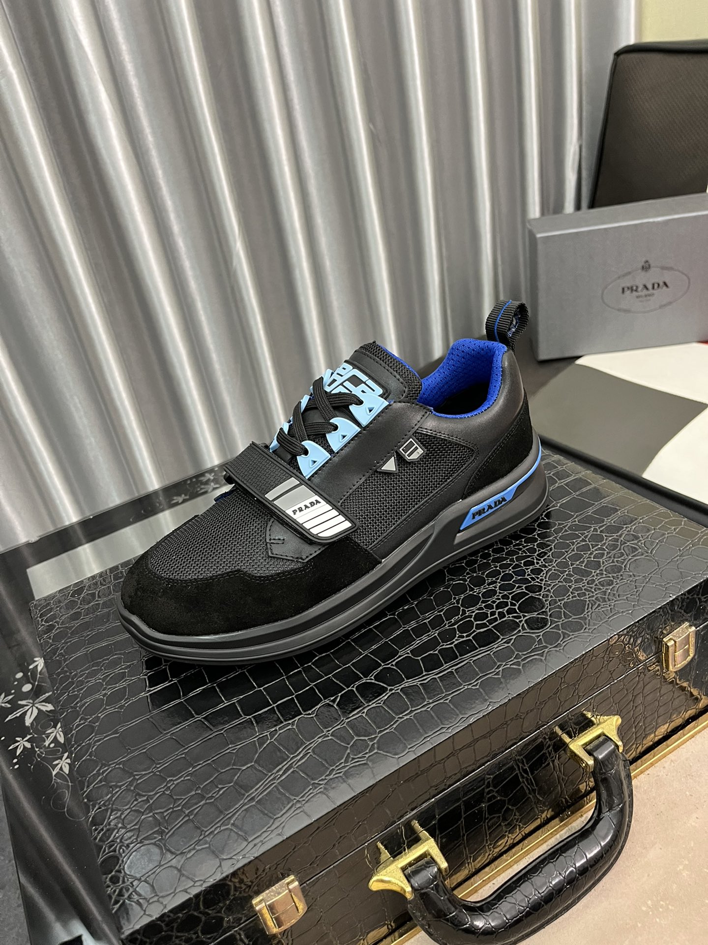 J0 Prada 普拉达  男士最新休闲鞋官网同步上市全进口头层小牛皮制面,内里采用柔软细腻牛皮内里；绝对的奢华打造,活动成型大底,舒适感爆棚.独特的设计理念,引领时尚新概念.配码：38-442色可选