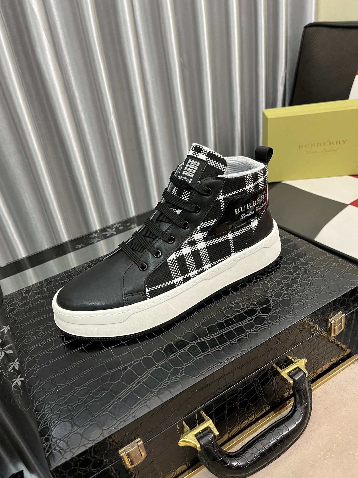 I5 巴宝莉 高帮系列最 2022精心打造,引爆全场不断创新的国际品牌 此款男士四季运动休闲鞋,原版版本,鞋面采用加厚格纹布配牛皮面料 ,皮垫脚真爆超轻防滑大底, 码数：38-44