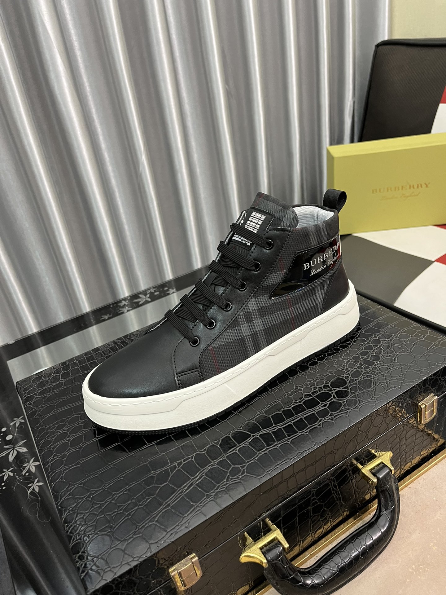 巴宝莉 高帮系列最 2022精心打造,引爆全场不断创新的国际品牌 此款男士四季运动休闲鞋,原版版本,鞋面采用加厚格纹布配牛皮面料 ,皮垫脚真爆超轻防滑大底, 码数：38-44