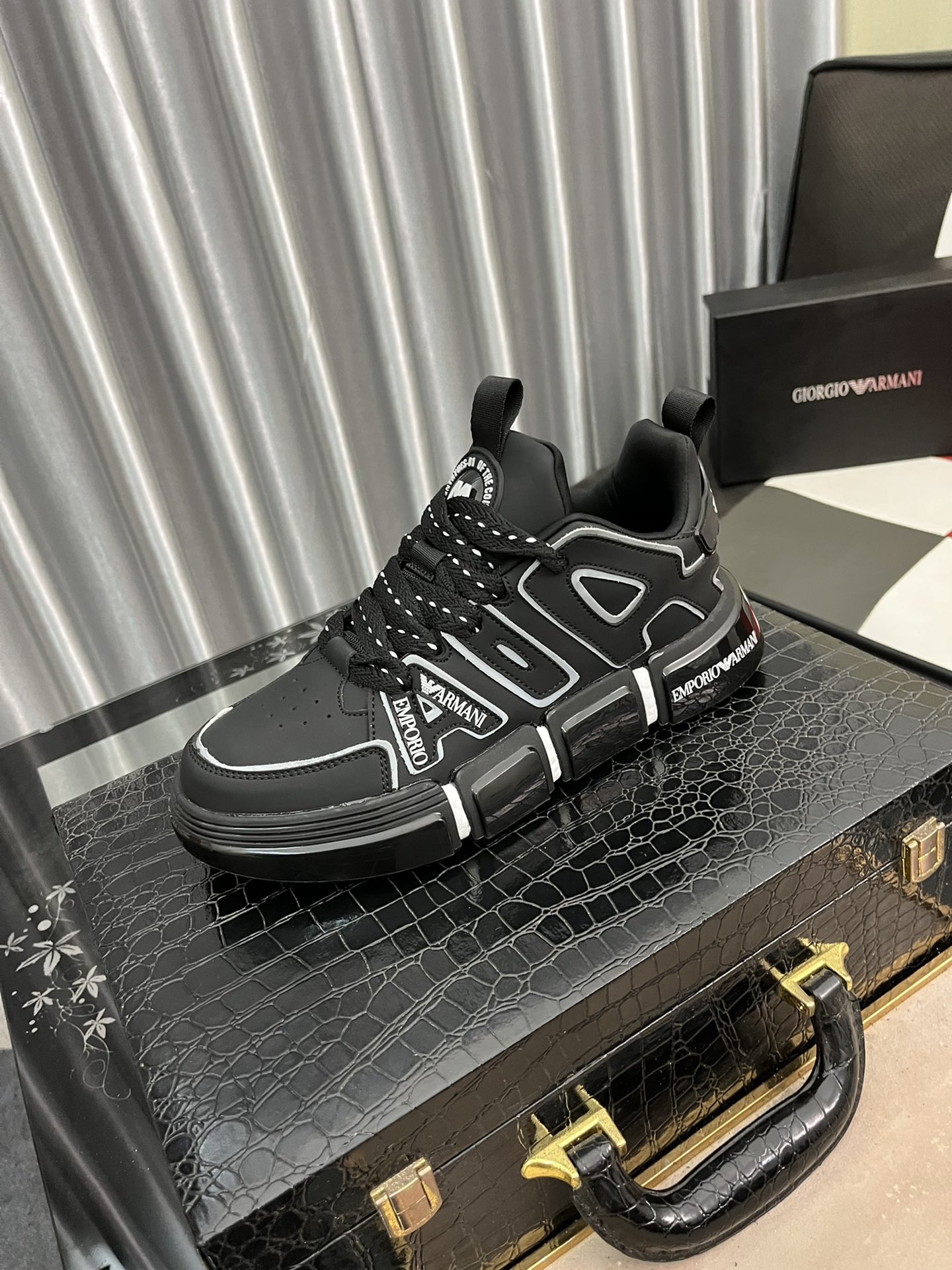 I5  Armani 阿玛尼 Armani男士休闲鞋上市 鞋面头层牛皮真皮内里进口原版大底完美造型顶级品质,鞋面LOGO电绣显得鞋型饱满,立体感十足,舒适透气超级百搭 高档不失品味,时尚、新颖标准码数：38-442色可选