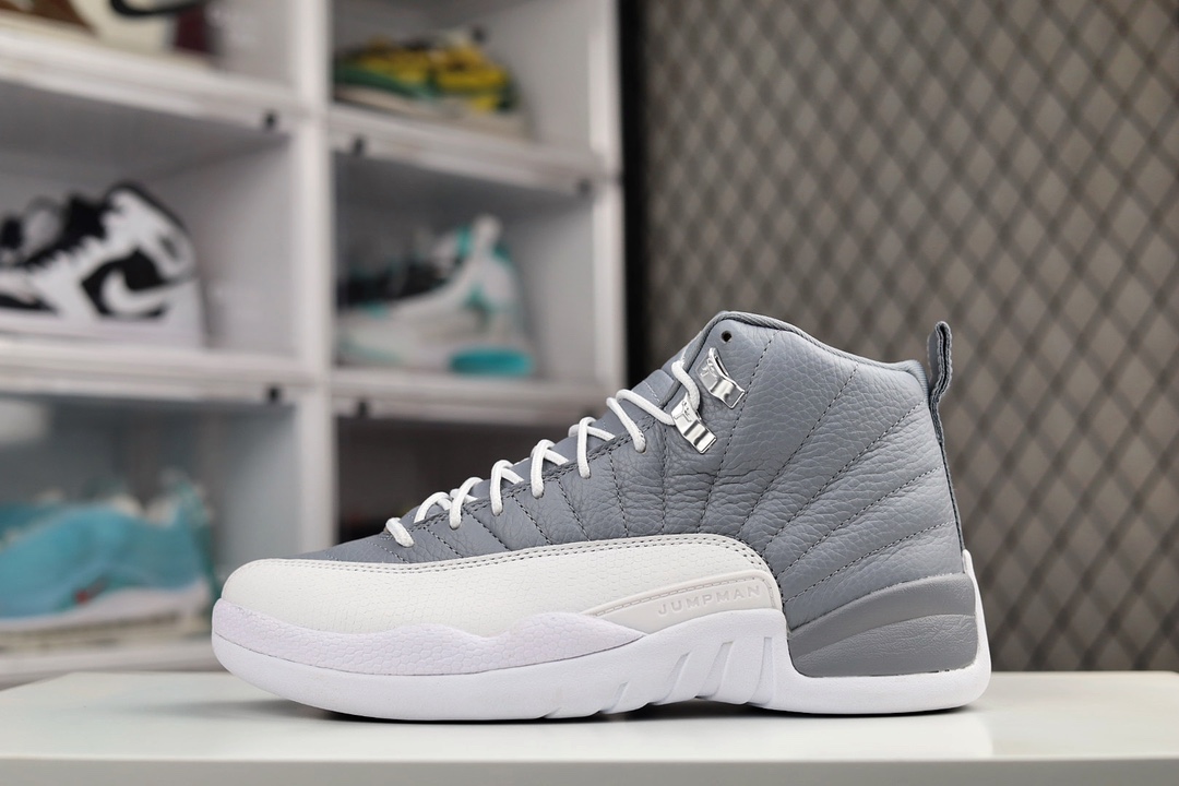 纯原 H0 Air Jordan AJ12 “Stealth” 灰白 原楦原纸板开发 原汁原味12代鞋型 进口原厂皮料 原厂碳板 原装材料 原厂定制金属扣 原厂电绣 与公司货全方位对比 只服务于5%懂鞋的高端客户 发国外可各种retail商店充正寄售