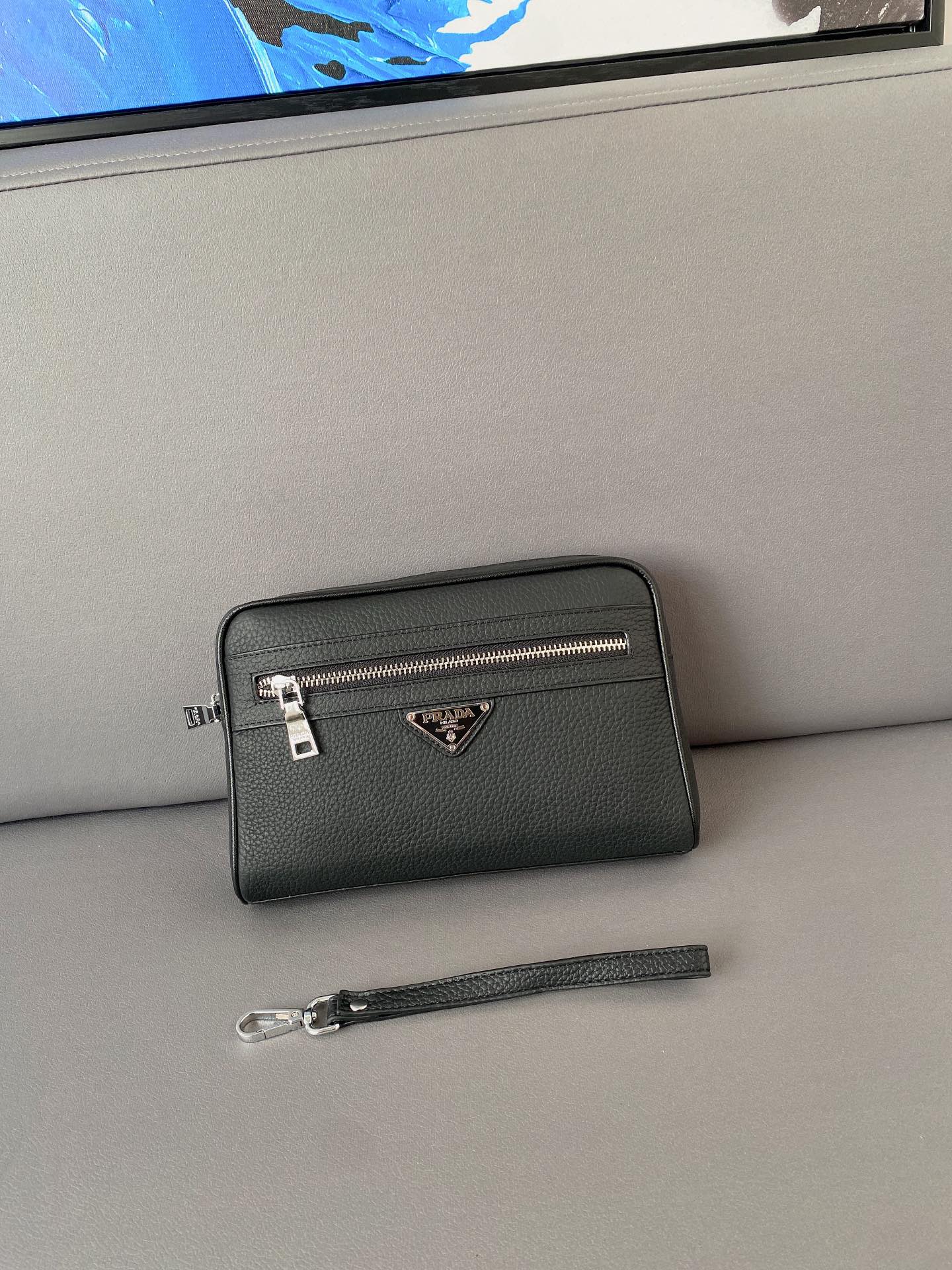 J0  普拉达 Prada  男士小牛皮手拿包 夹包 信封包 采用精湛镶嵌细工，经典百搭 实物拍摄 原厂原版面料 高端品质 配送小票防尘袋 24 x 16 cm。