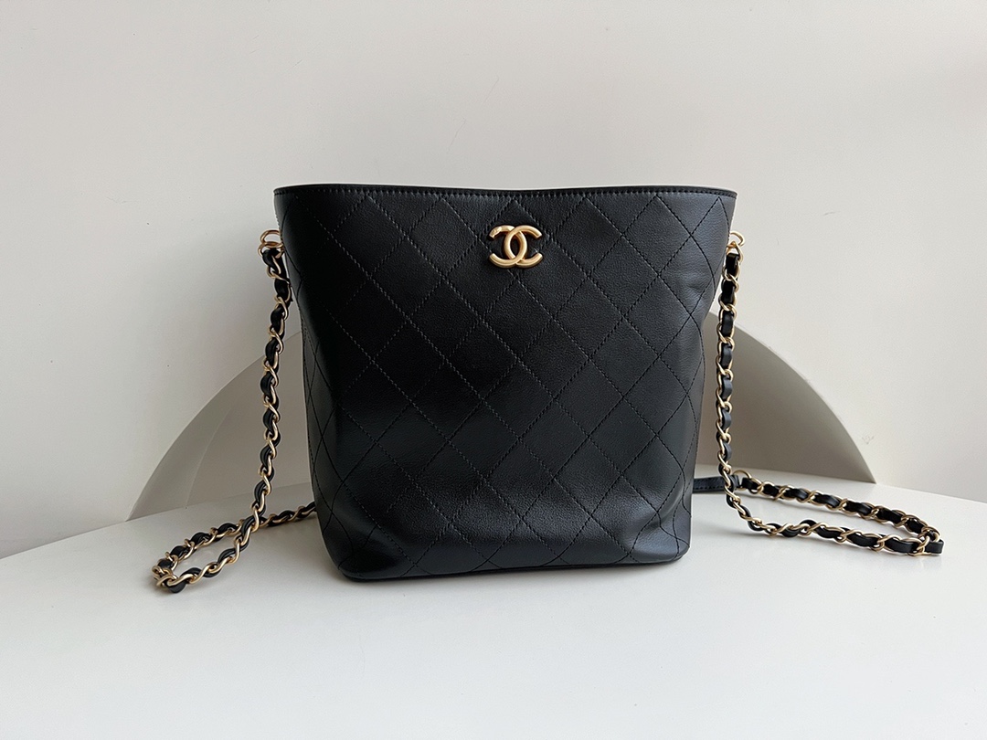 CHANEL 22B black gold cowhide chain letter bucket bag, low-key retro matte hardware, bag shape is not easy to conflict with, the capacity is also