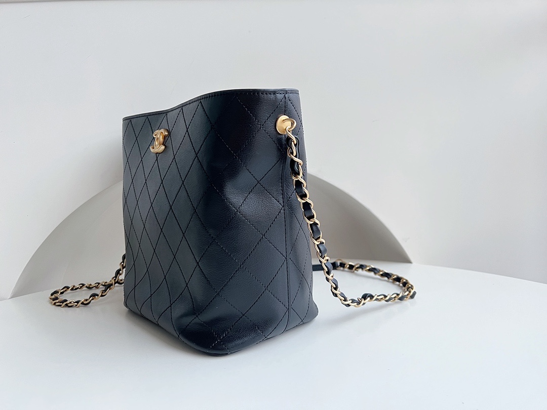 CHANEL 22B black gold cowhide chain letter bucket bag, low-key retro matte hardware, bag shape is not easy to conflict with, the capacity is also