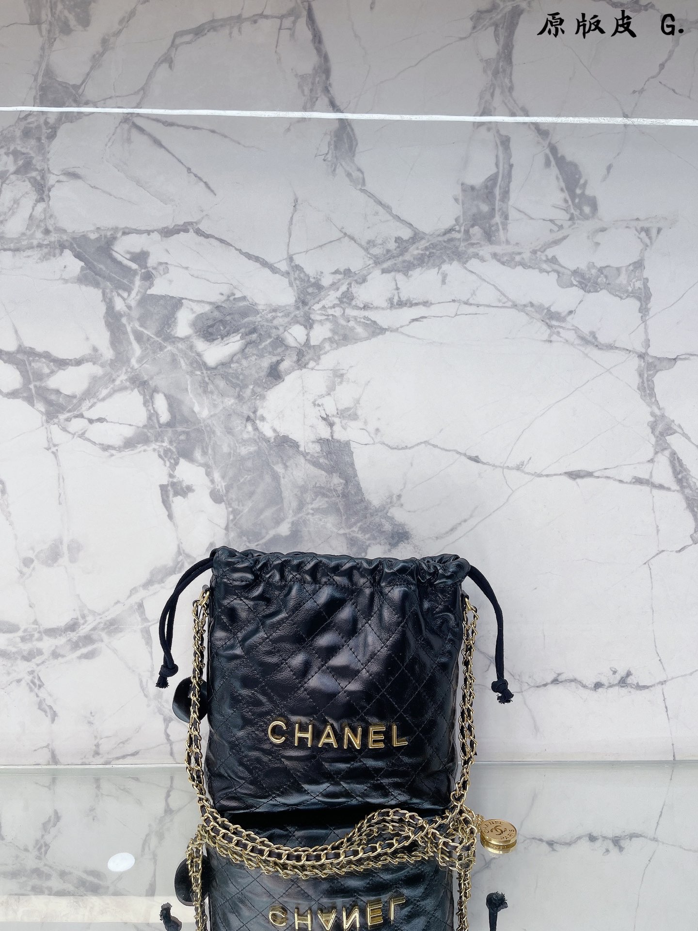 K5 原版皮 CHANELtotebag|通勤逛街遛娃皆可背 22s 这季的购物袋~ 可以单肩、斜跨、手提! 划重点! ! !牛皮! 这只挺冷门的~但是很实用~不容易撞包吧20 21cm