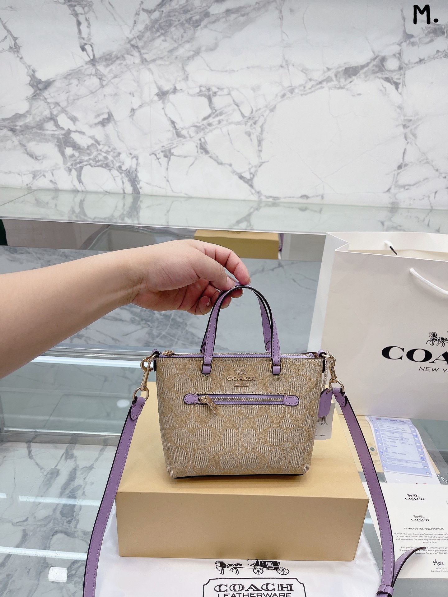 J0 牛皮版本 Coach Mini Gallery 真的好可爱 COACH/ Coach 蔻驰  Gallery迷你托特包饺子包 Logo 这也太可爱了吧，非常百搭 Coach 迷你 Gallery托特包 复古感十足 超级萌 麻雀虽小 五脏俱全 外部拉链隔层，内部两个卡槽 实用性100分 尺寸16 15cm