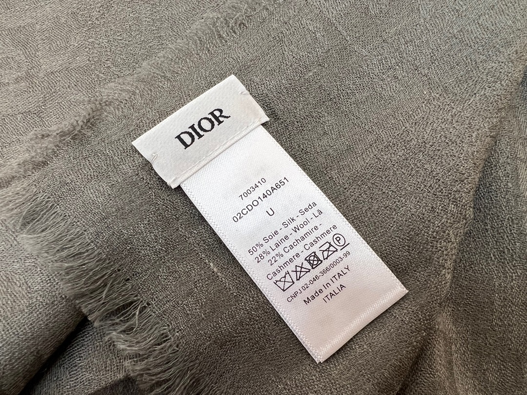 Dior迪奥软软糯糯绒毛材质羊绒方巾