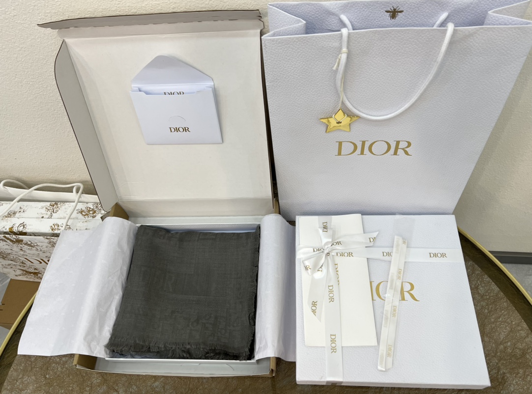 Dior迪奥软软糯糯绒毛材质羊绒方巾